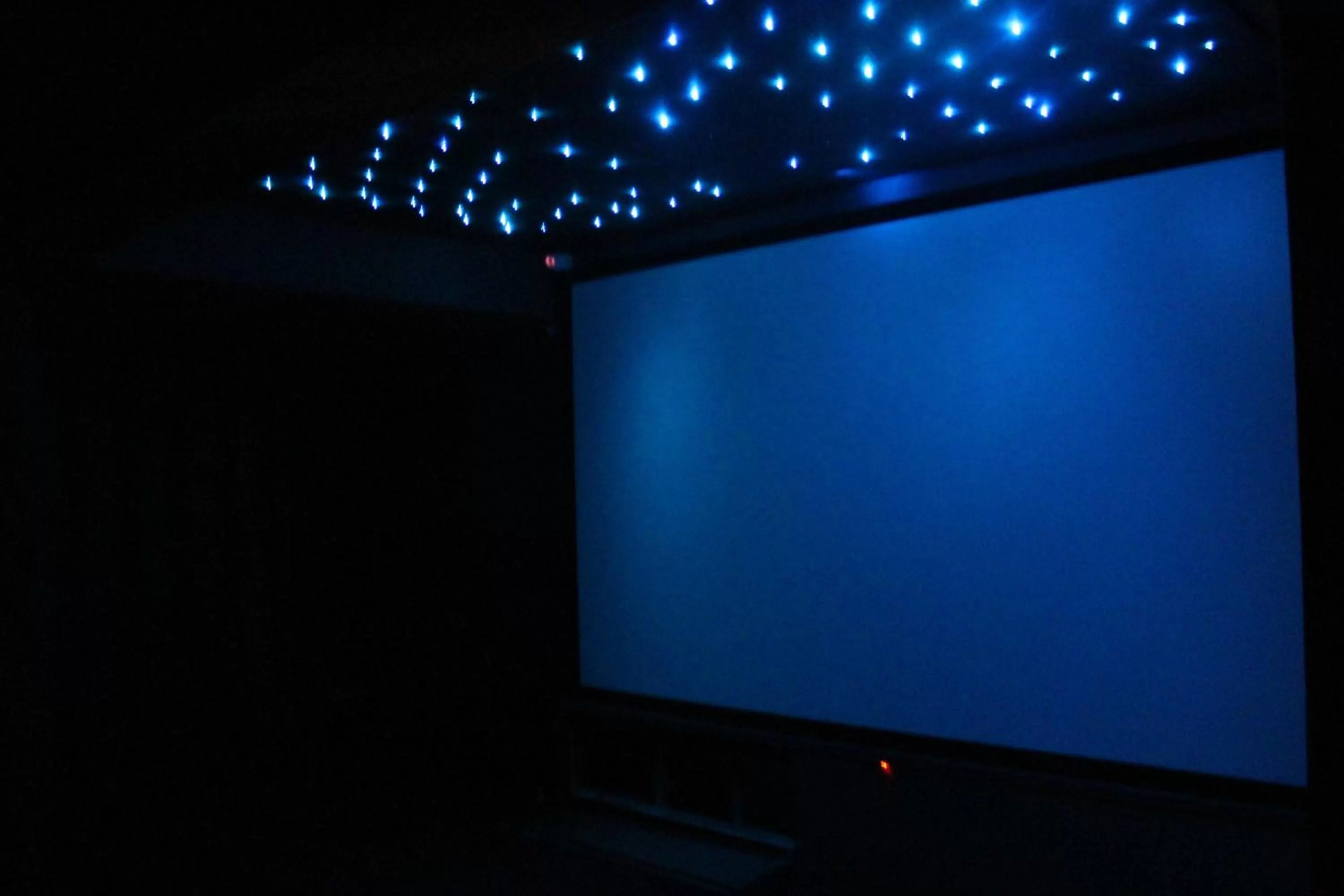 Communal lounge/ TV room, TV/Entertainment Center in Paraiso Resort & Club