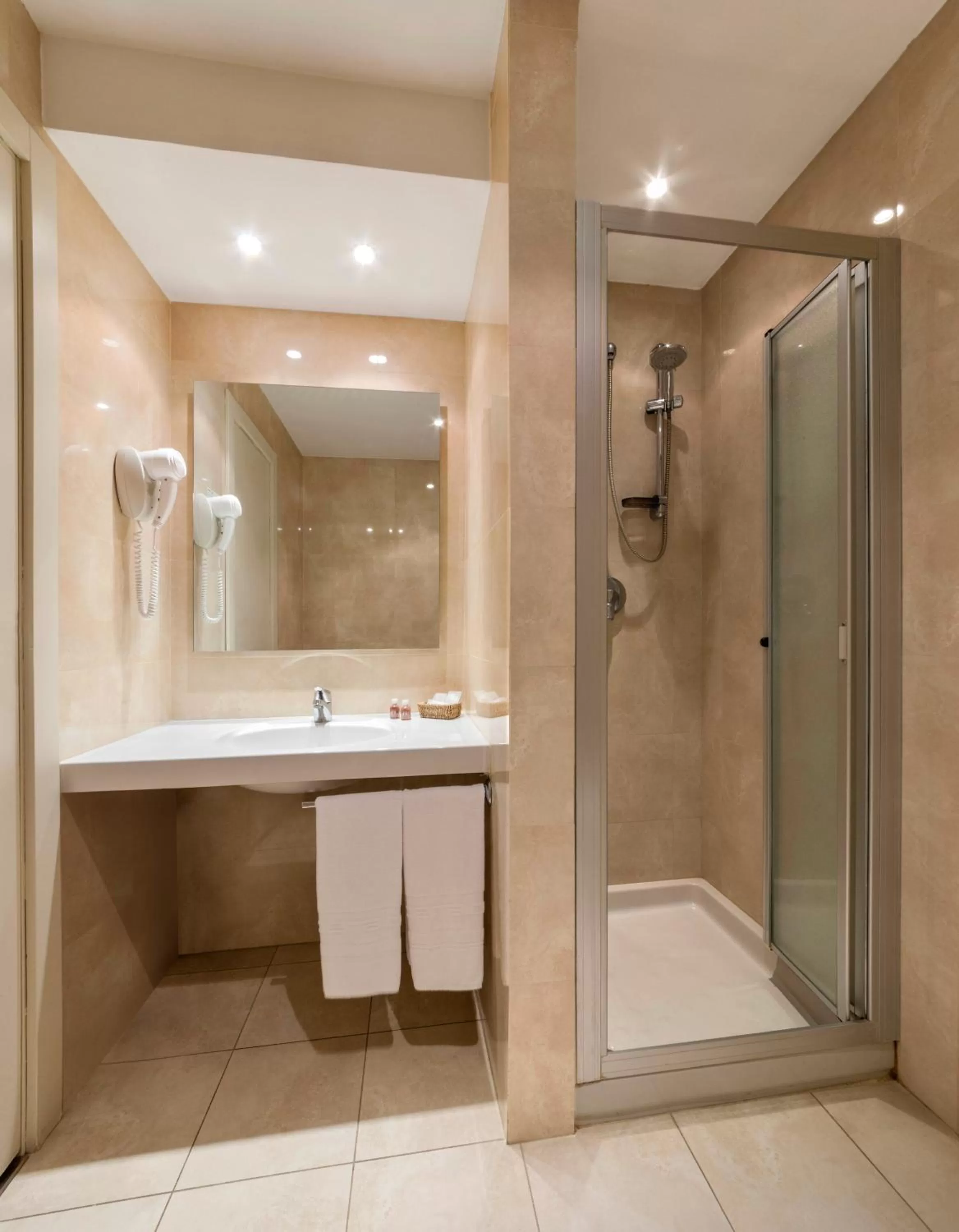 Bathroom in Peralba Autohotel