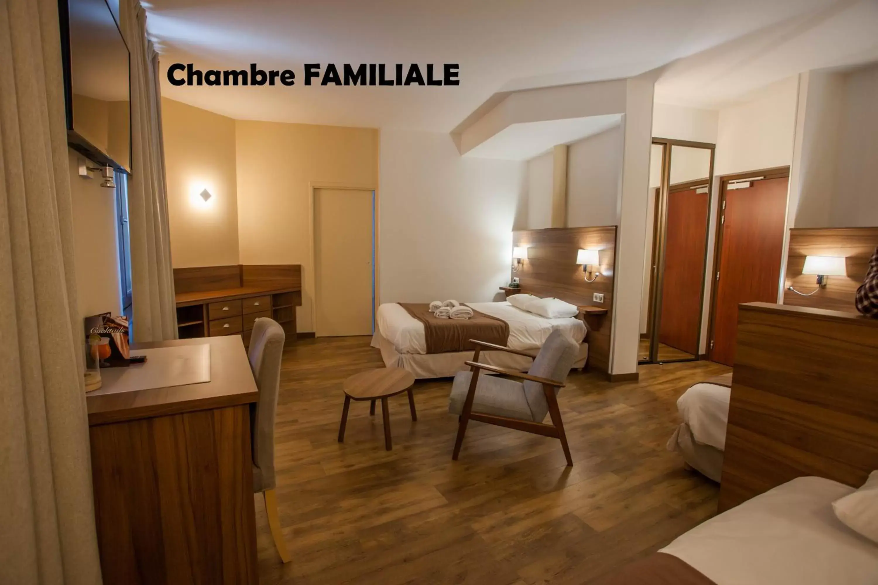 Family Room in Hôtel Terminus - Pizzeria Pizz'a gogo - salle de sport - face à la gare Family Room in Hôtel Terminus - Pizzeria Pizz'a gogo - salle de sport - face à la gare