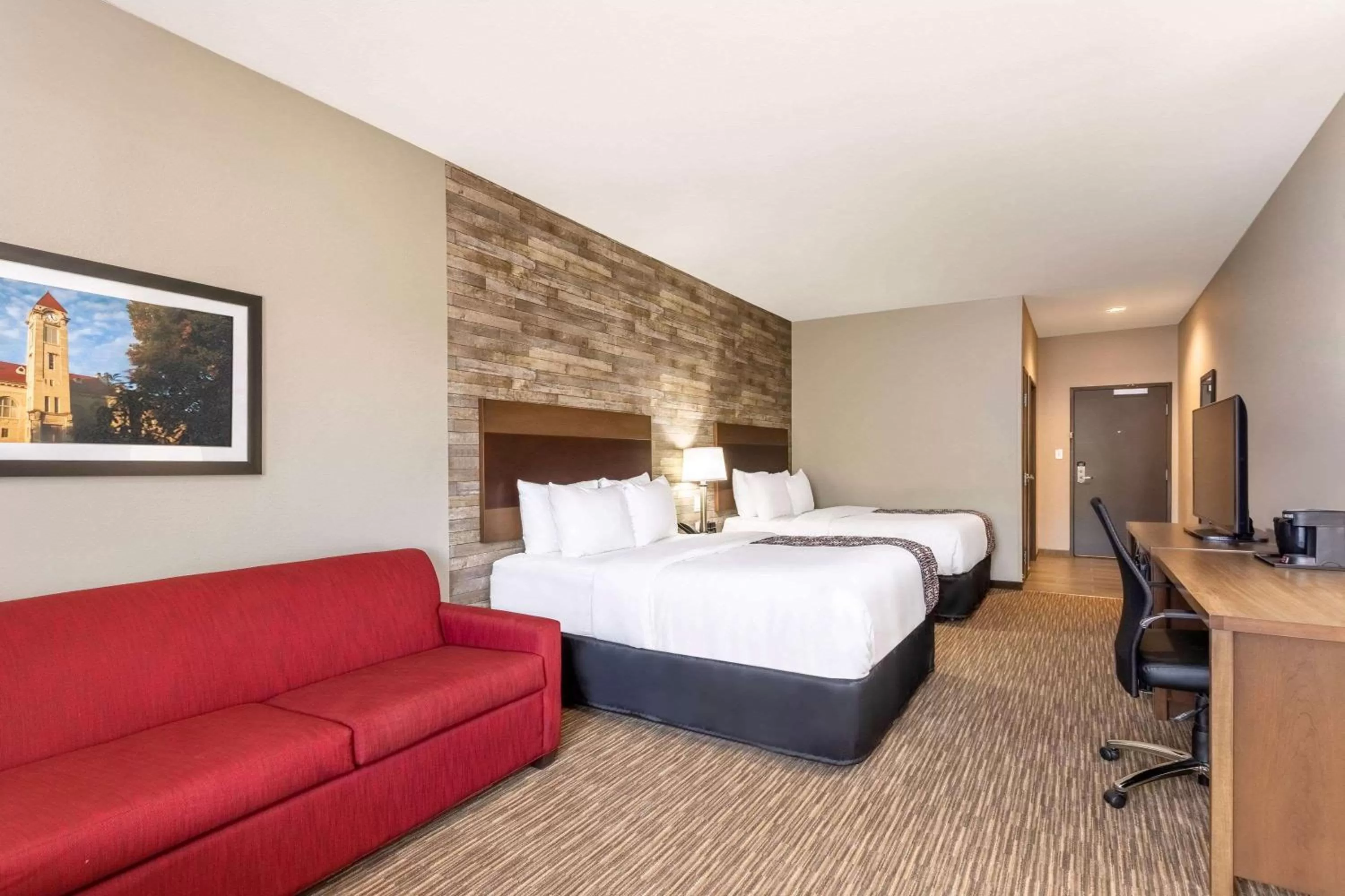 Photo of the whole room, Bed in La Quinta Inn and Suites by Wyndham Bloomington