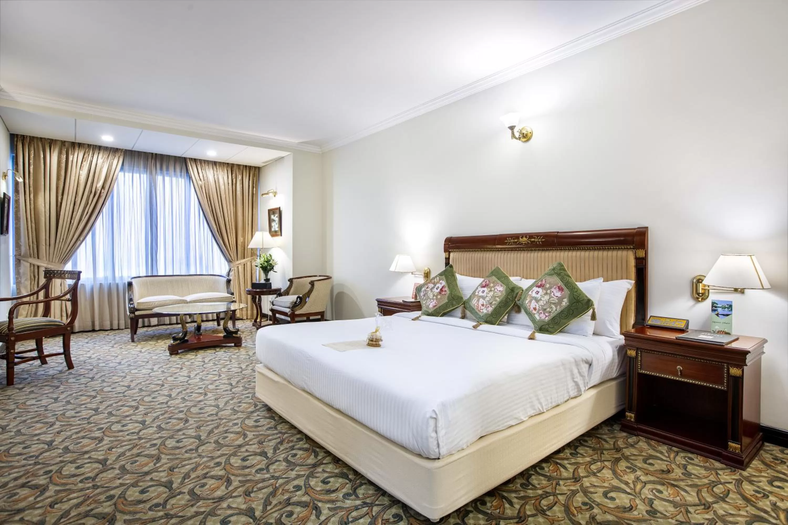 Living room, Bed in Hotel Sarina