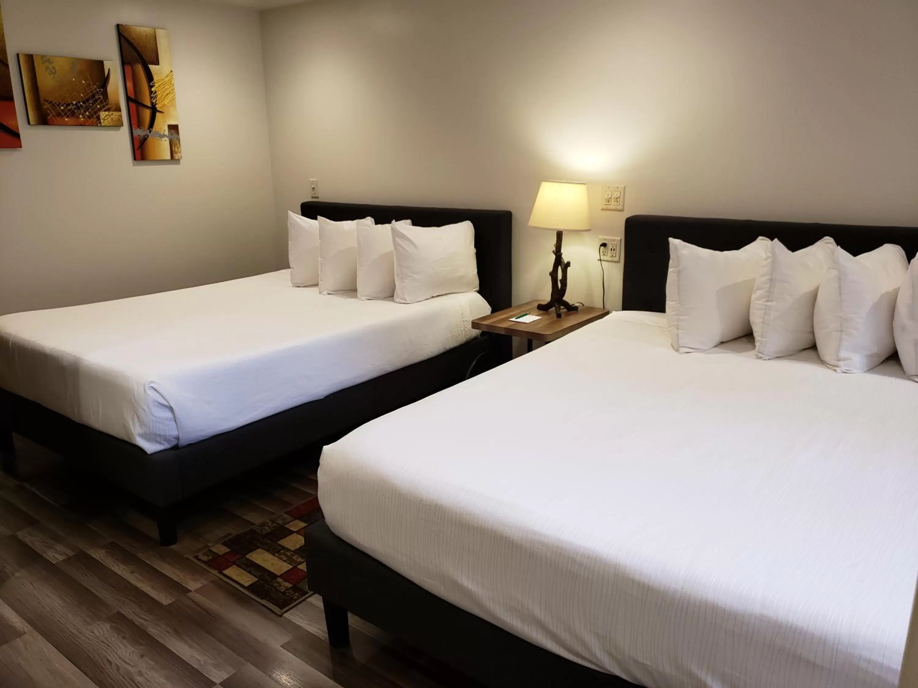 Photo of the whole room, Bed in Iron Horse Inn