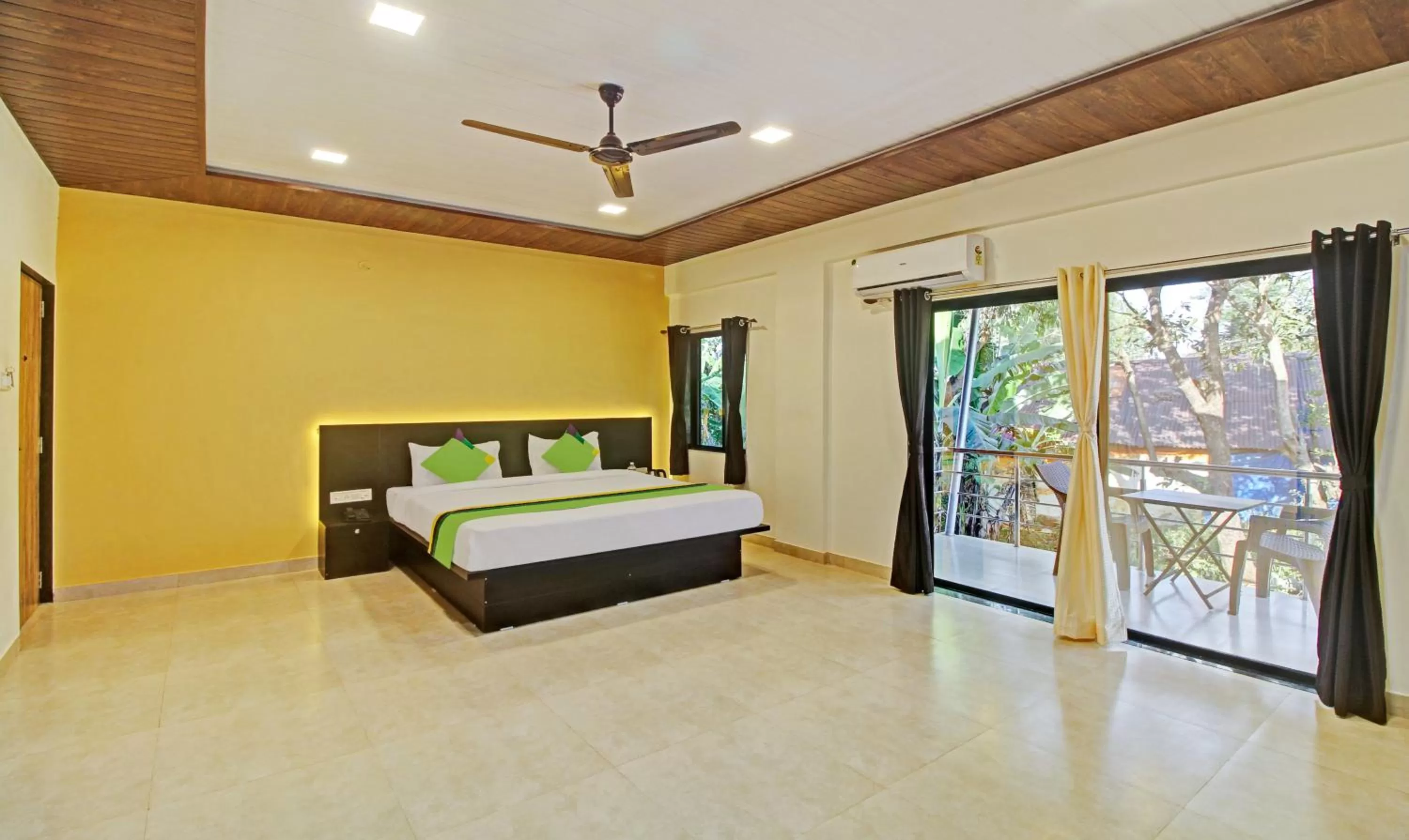 Bed in Treebo Trend Raaya Regency