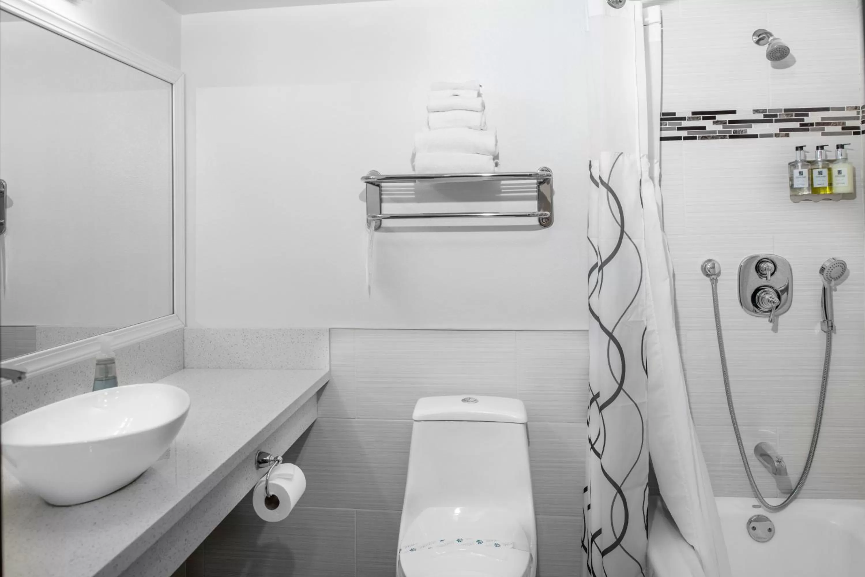 Bathroom in Glendale Hotel