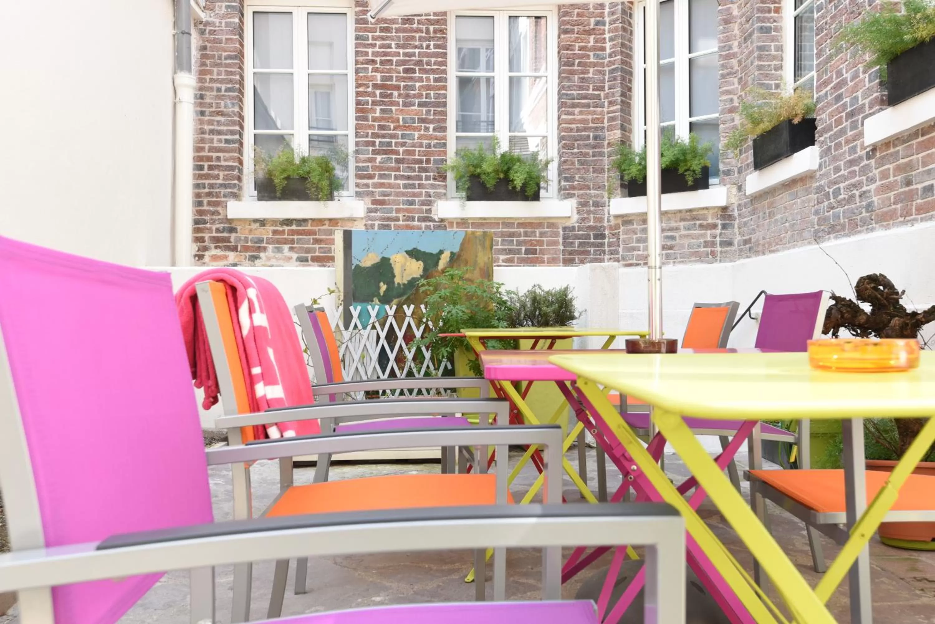 Patio in Le Pavillon Hotel