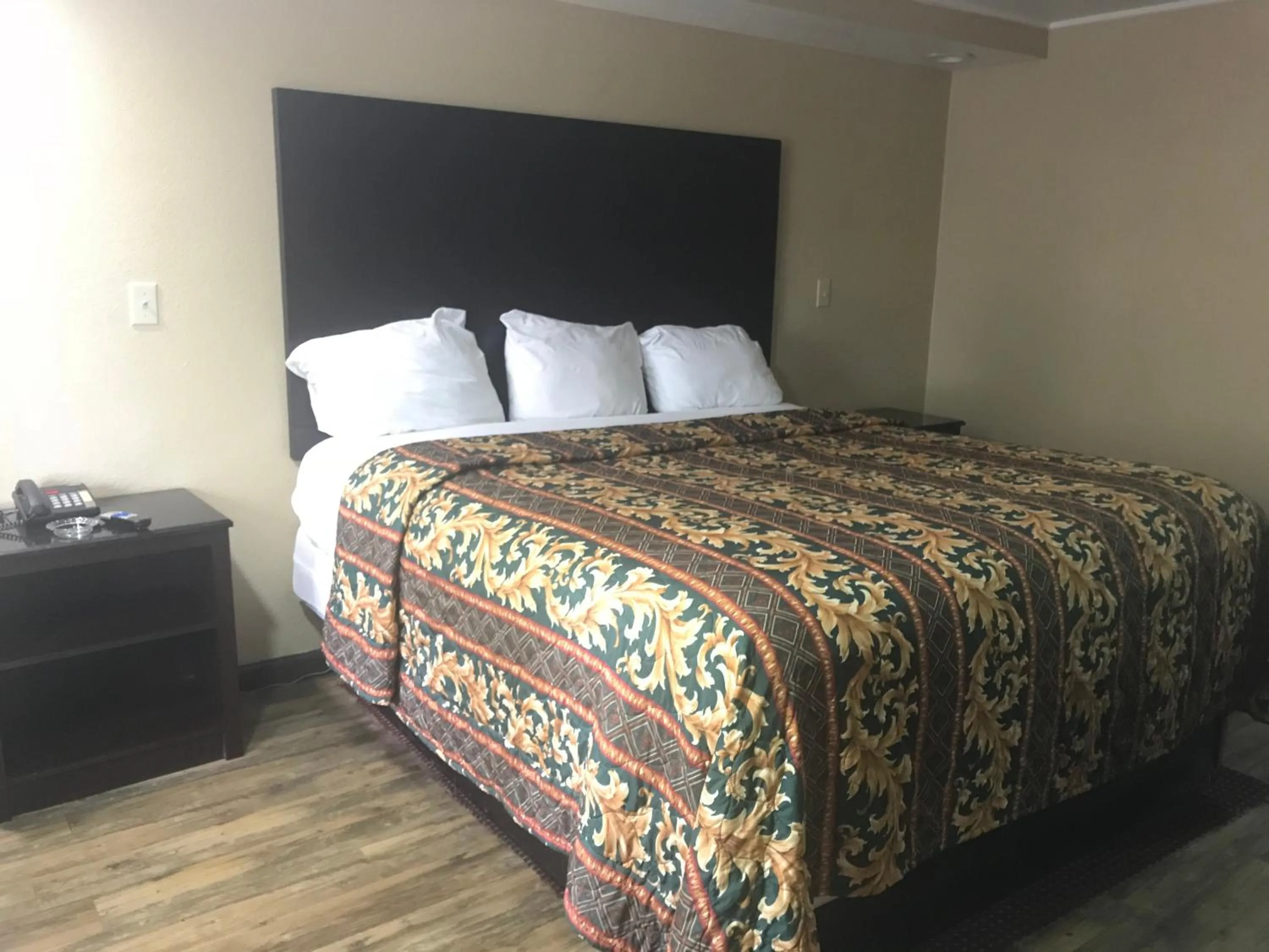 Bed in Memphis Inn