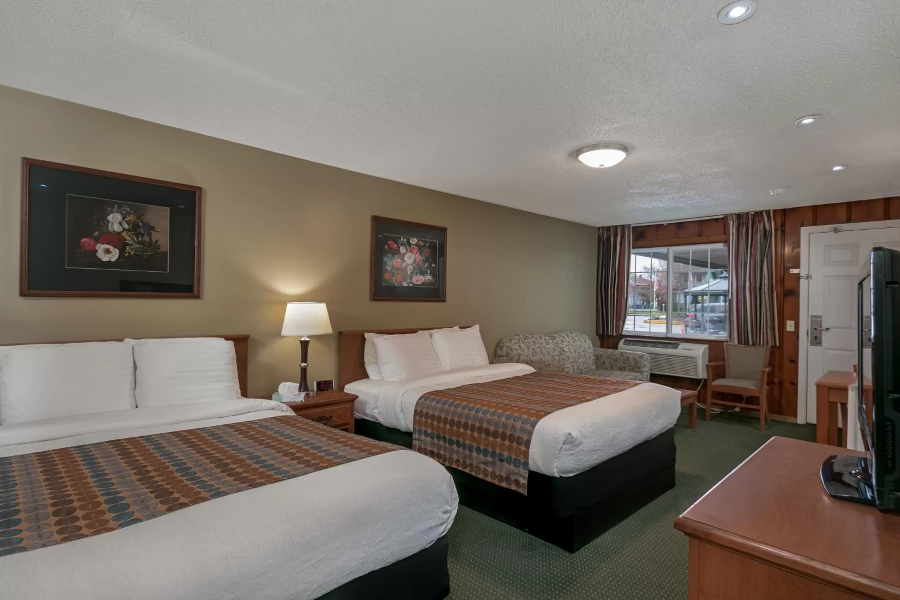Photo of the whole room, Bed in Courtesy Inn Downtown Eugene