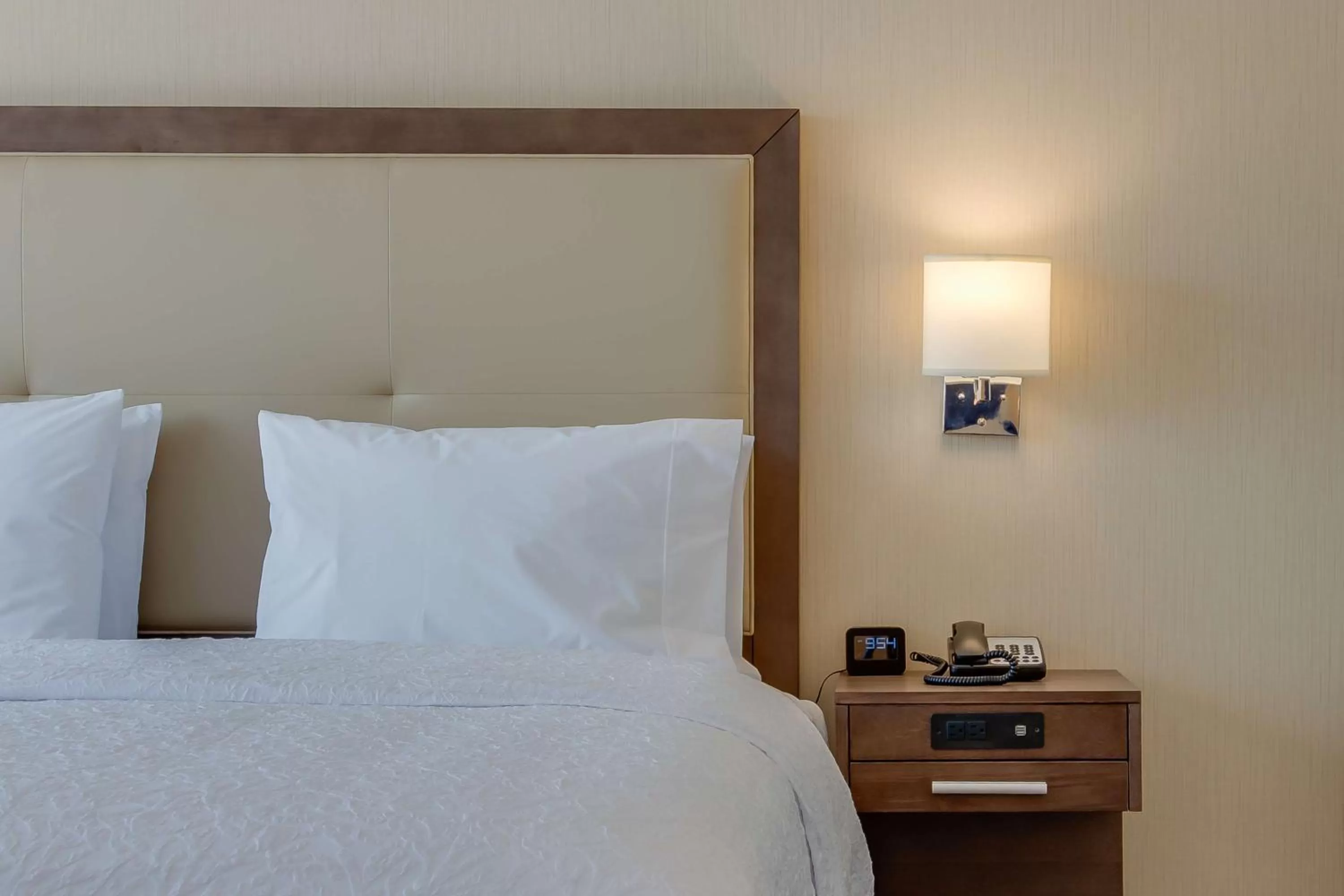 Bed in Hampton Inn & Suites Los Angeles - Glendale