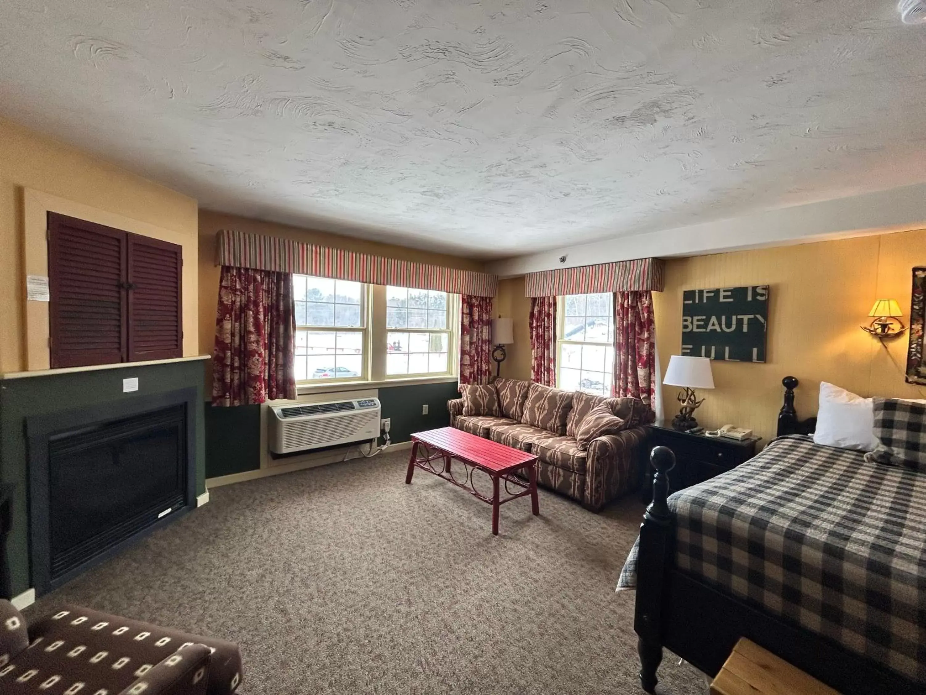 Deluxe King Room in The Common Man Inn & Lodge, Plymouth Deluxe King Room in The Common Man Inn & Lodge, Plymouth