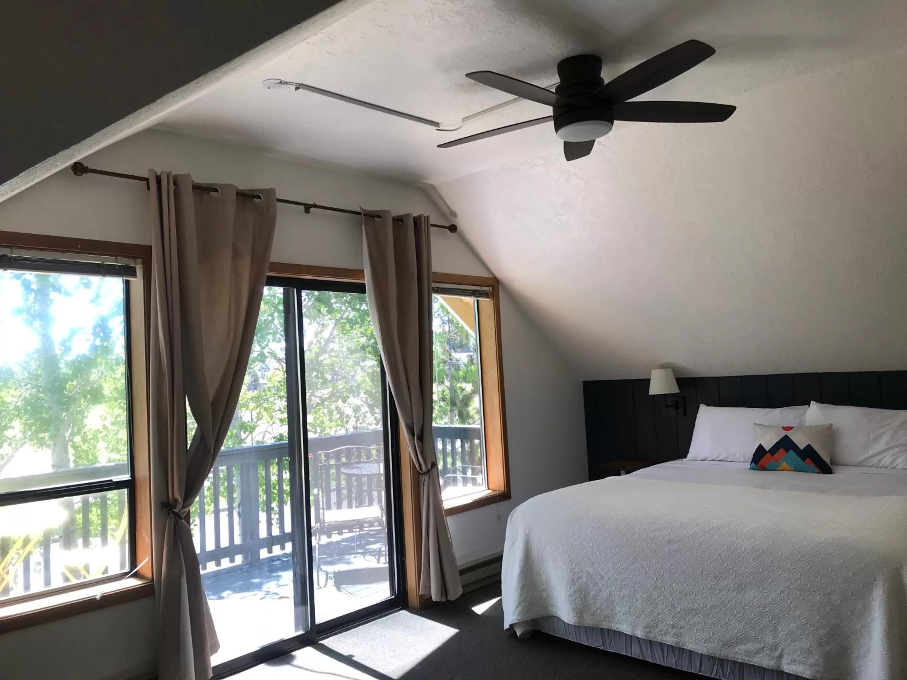 Bed in Left Coast Lodge - Pet Friendly