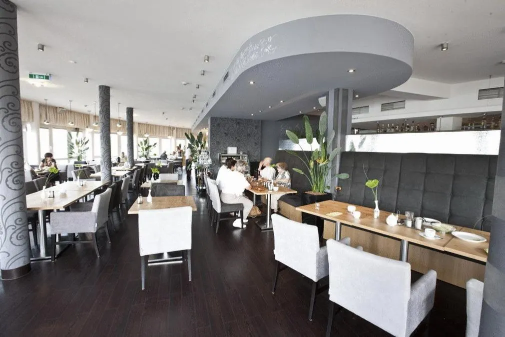 Restaurant/places to eat in Hotel Rheinpark Rees