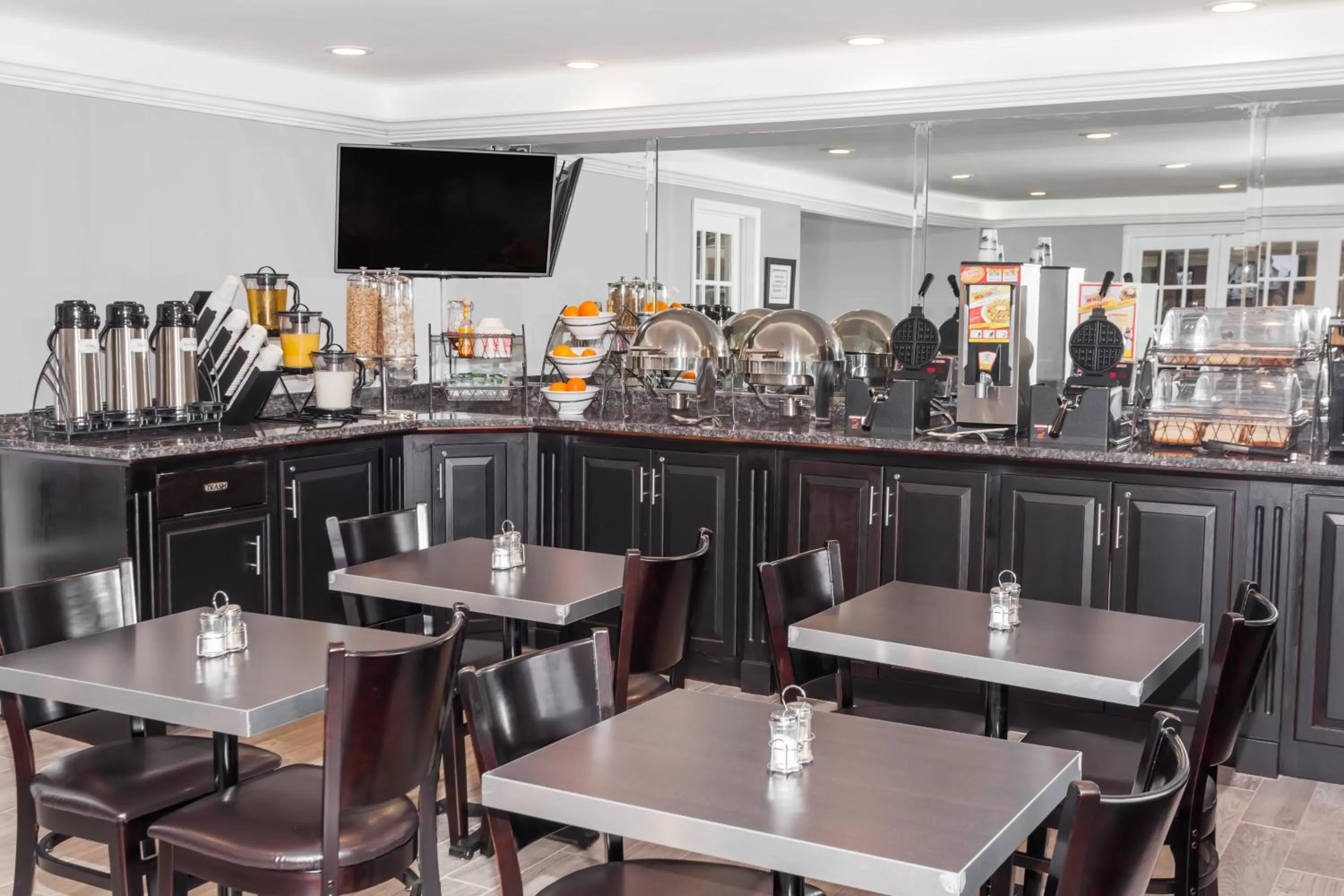 Dining area in Baymont by Wyndham Glenview