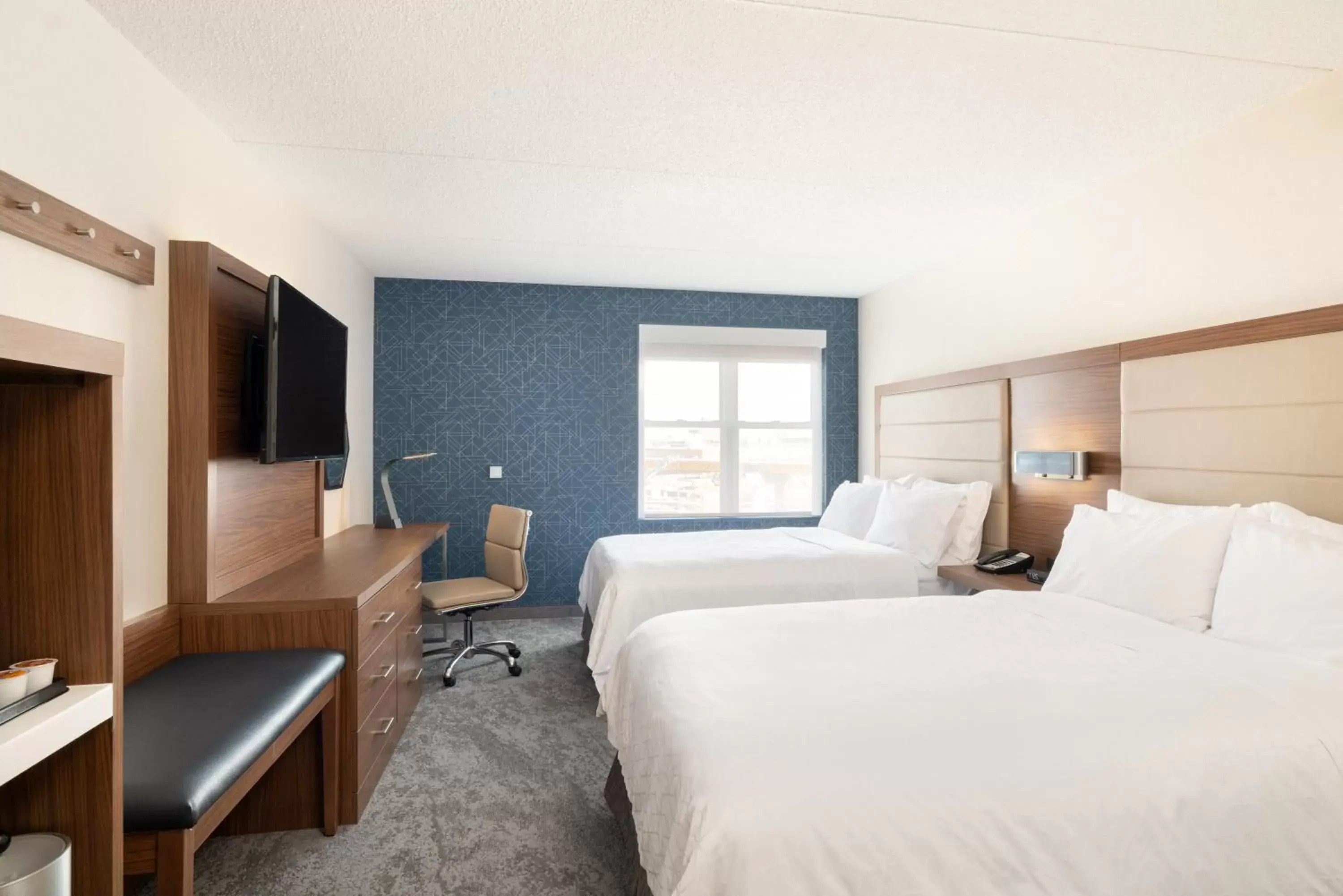Standard Double Room with Two Double Beds and Accessible Tub - Mobility Access in Holiday Inn Express & Suites Boston - Cambridge by IHG Standard Double Room with Two Double Beds and Accessible Tub - Mobility Access in Holiday Inn Express & Suites Boston - Cambridge by IHG
