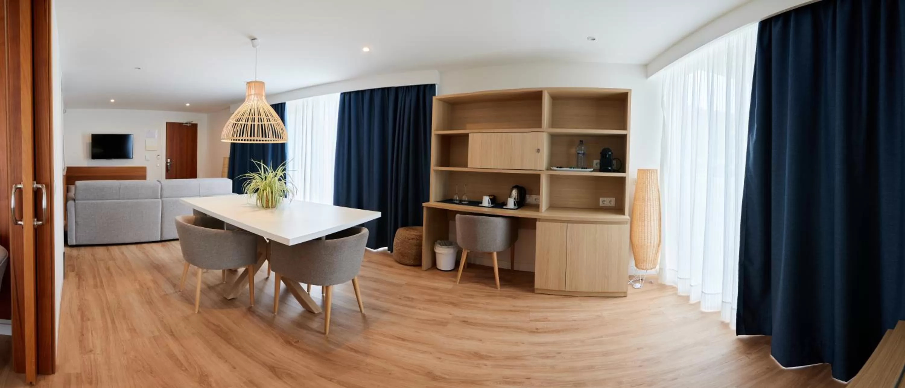 Photo of the whole room in Los Geranios