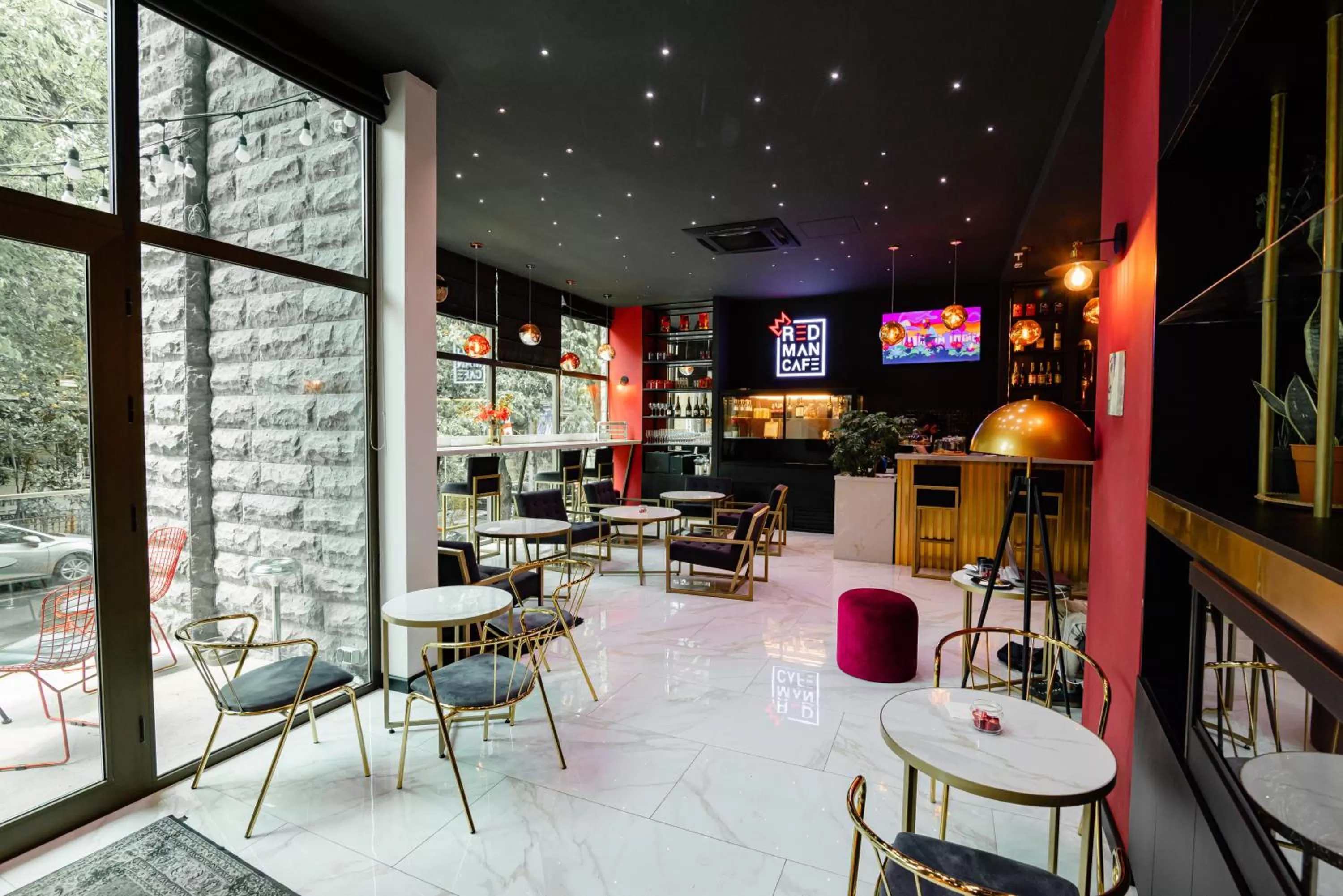 Restaurant/places to eat in Royal Plaza Hotel