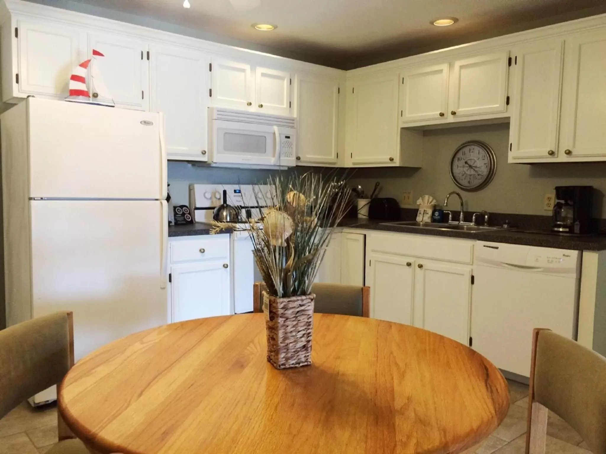 Kitchen or kitchenette in Elmwood Resort Hotel