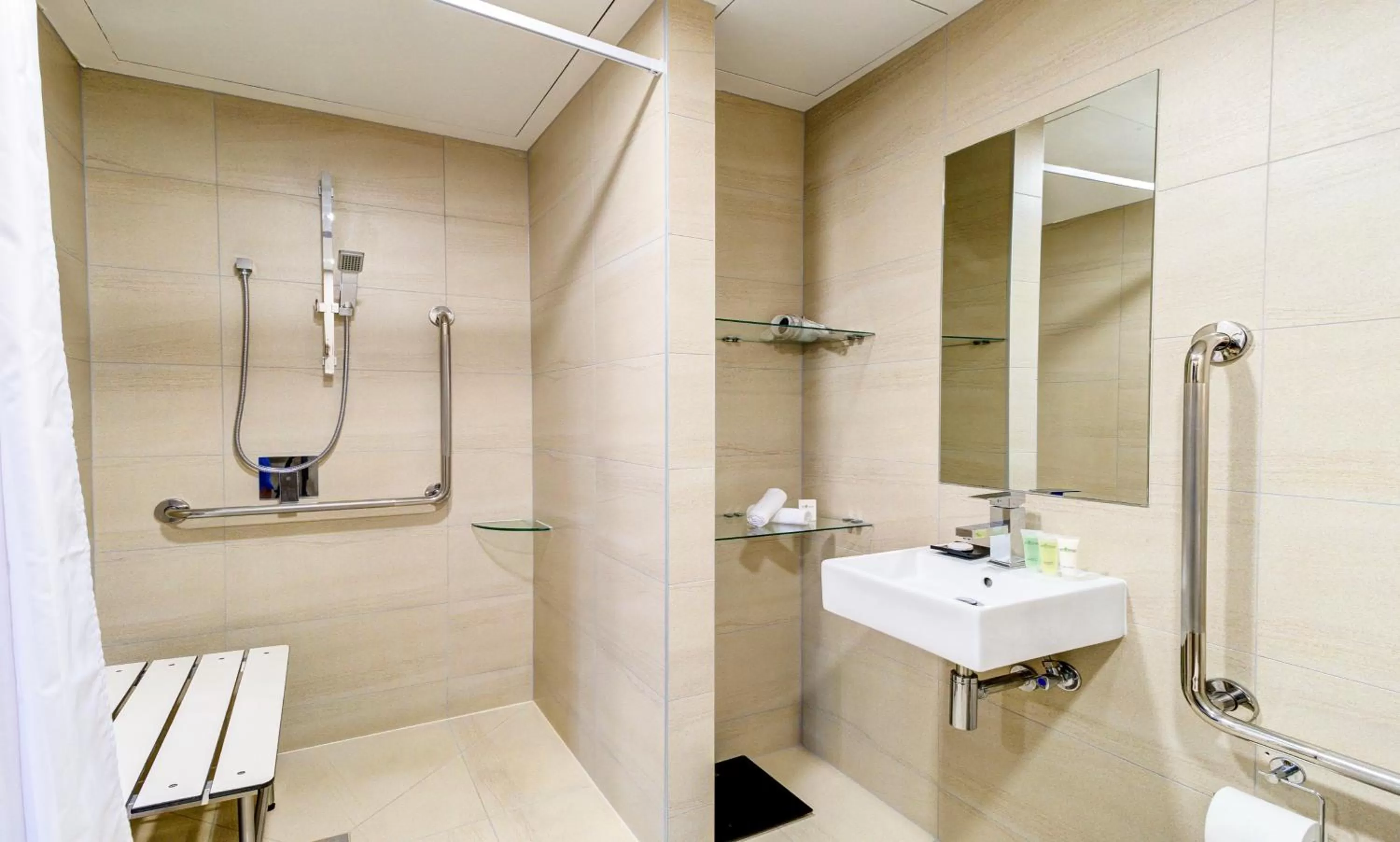 Bathroom in VR Queen Street Hotel & Suites