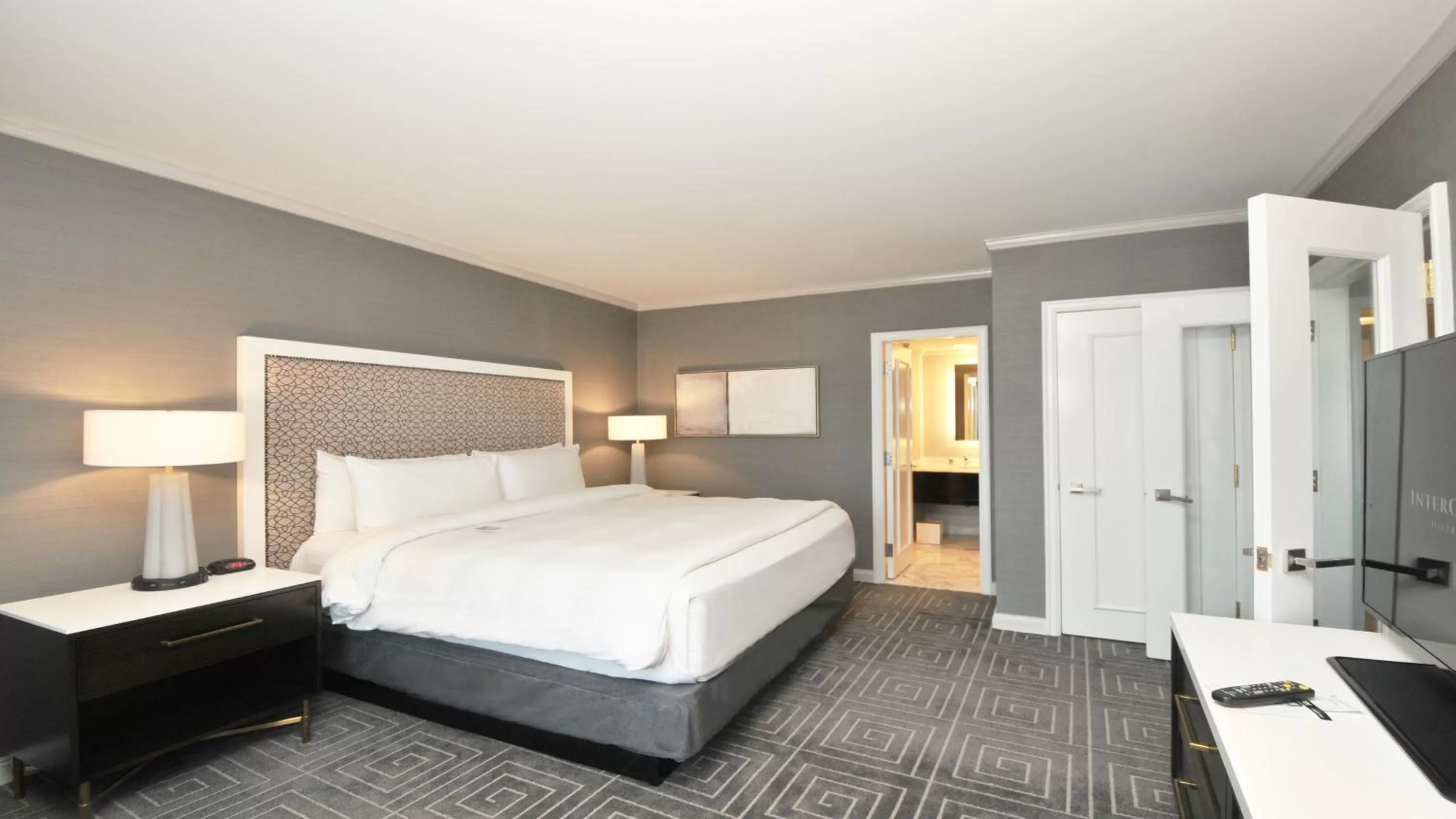 Photo of the whole room, Bed in InterContinental Kansas City at the Plaza by IHG