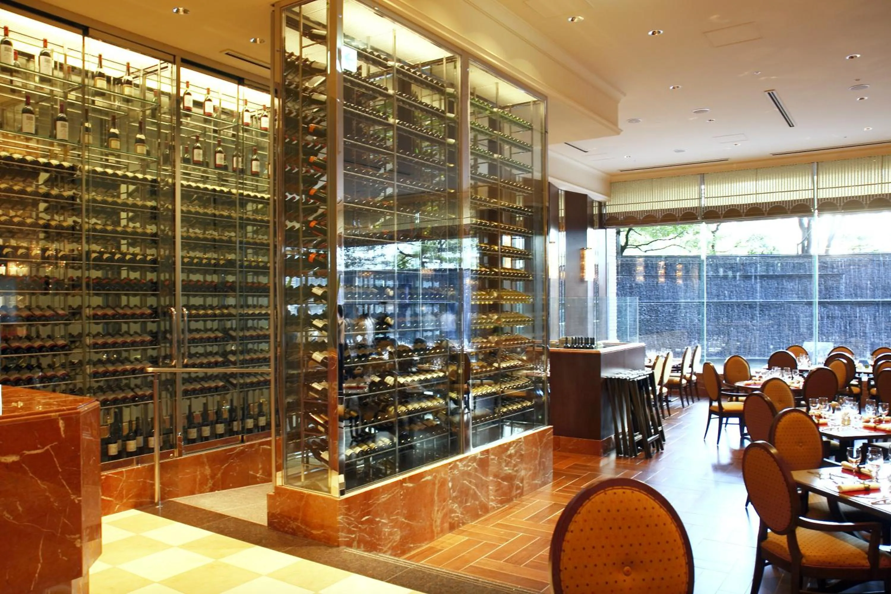 Restaurant/places to eat in Royal Park Hotel