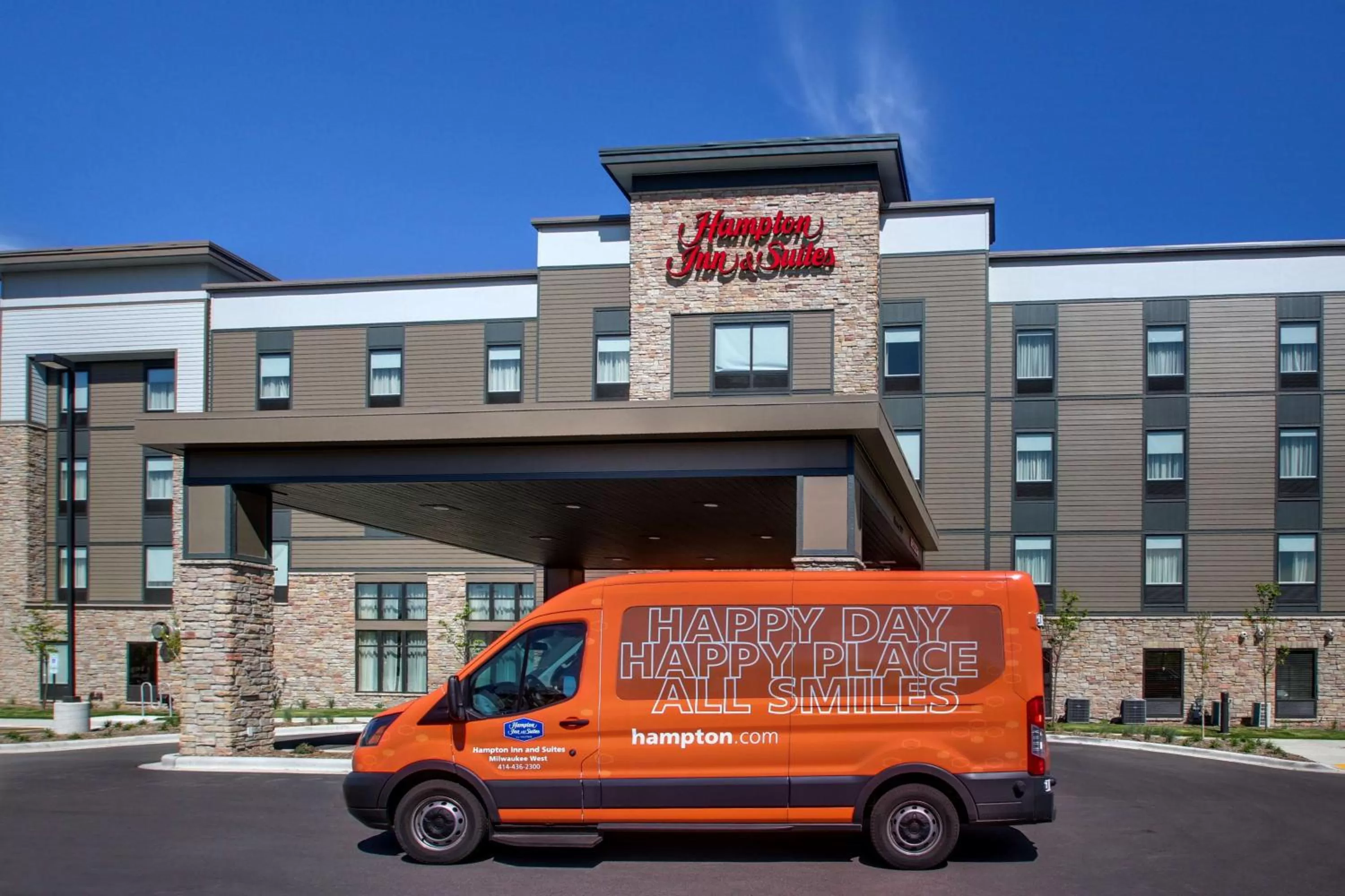 Property building in Hampton Inn & Suites Milwaukee West