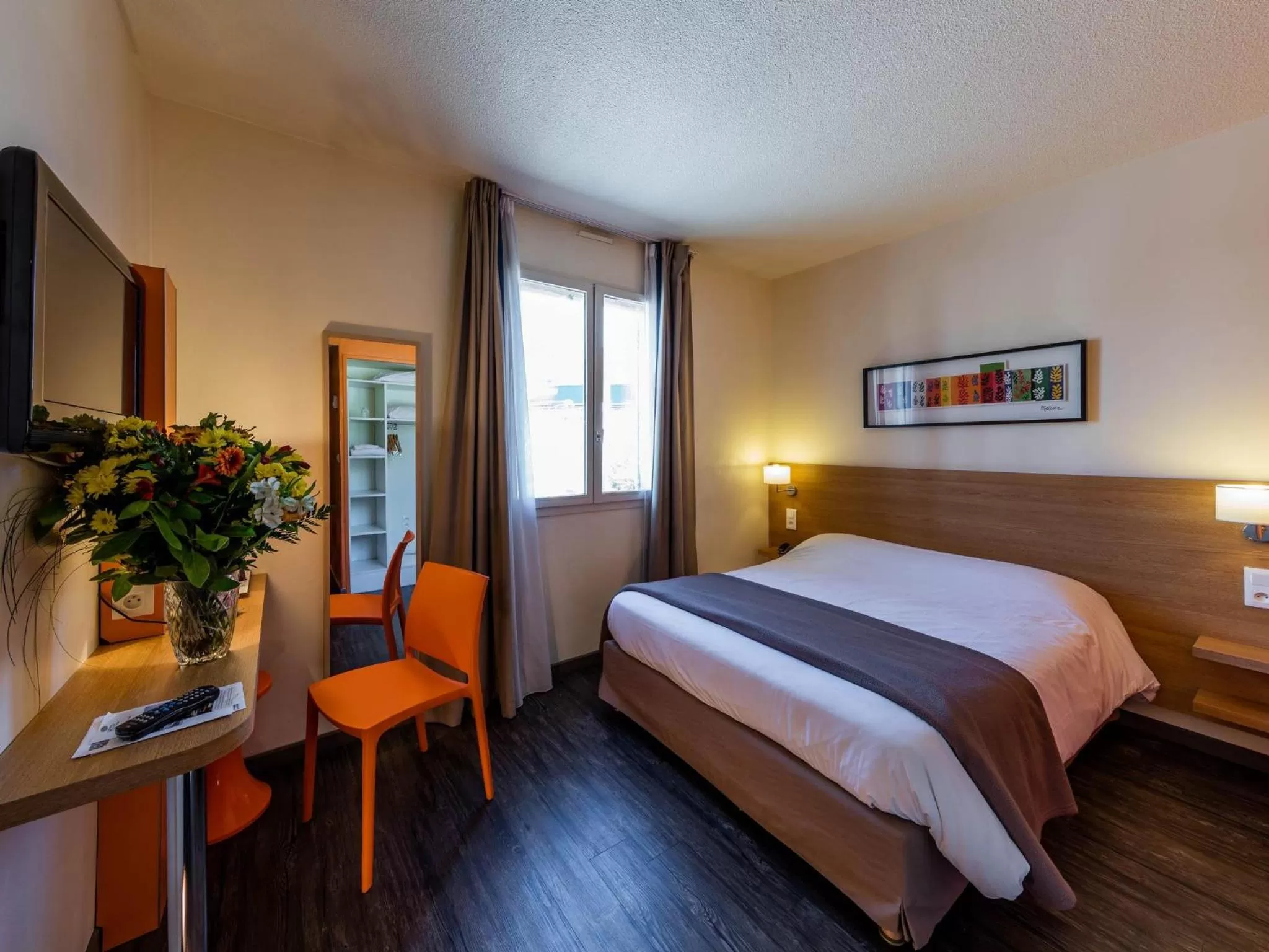 Photo of the whole room, Bed in Noemys Toulon La Valette - Hotel restaurant avec piscine