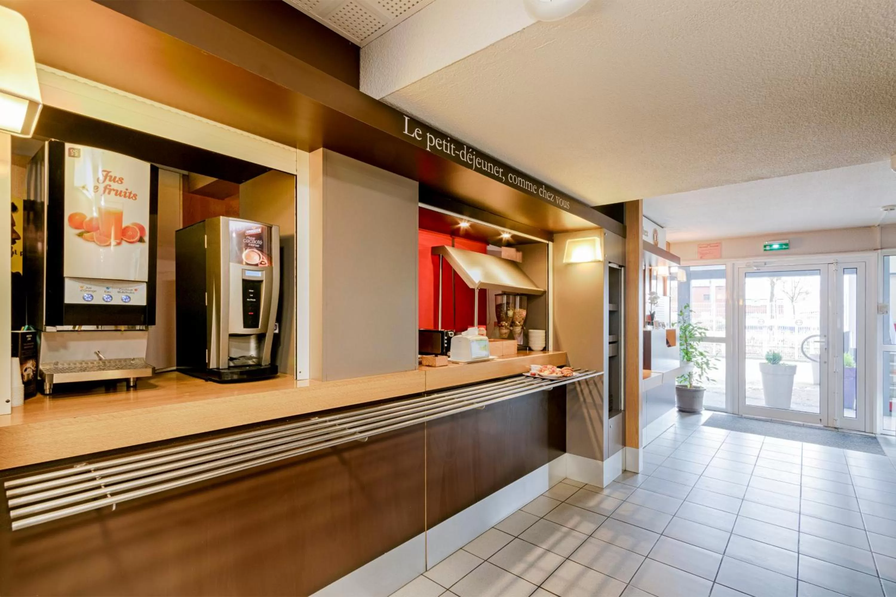 Restaurant/places to eat in B&B HOTEL Rouen Parc des Expos Zénith