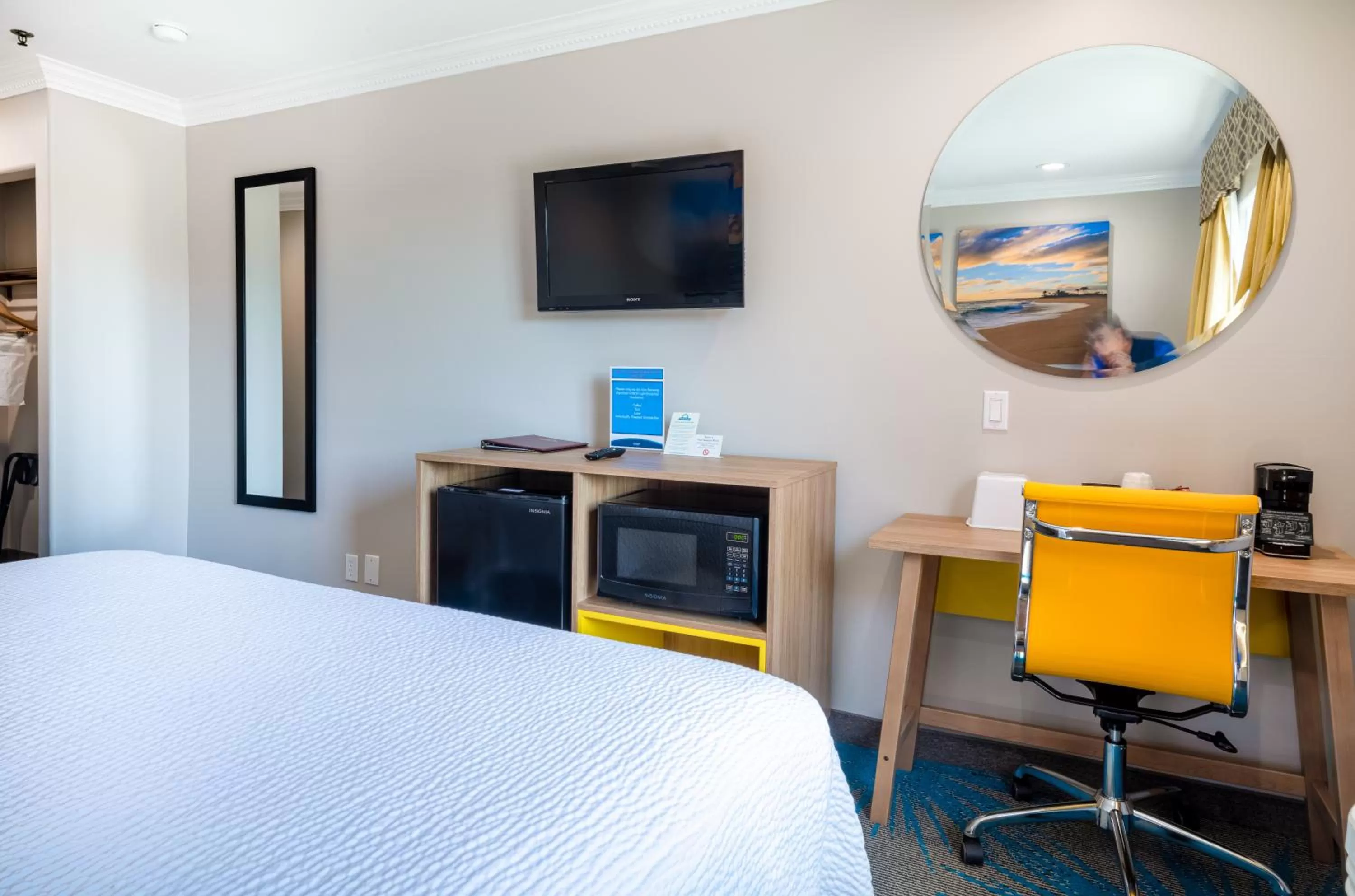 Photo of the whole room, Bed in Days Inn by Wyndham Santa Monica