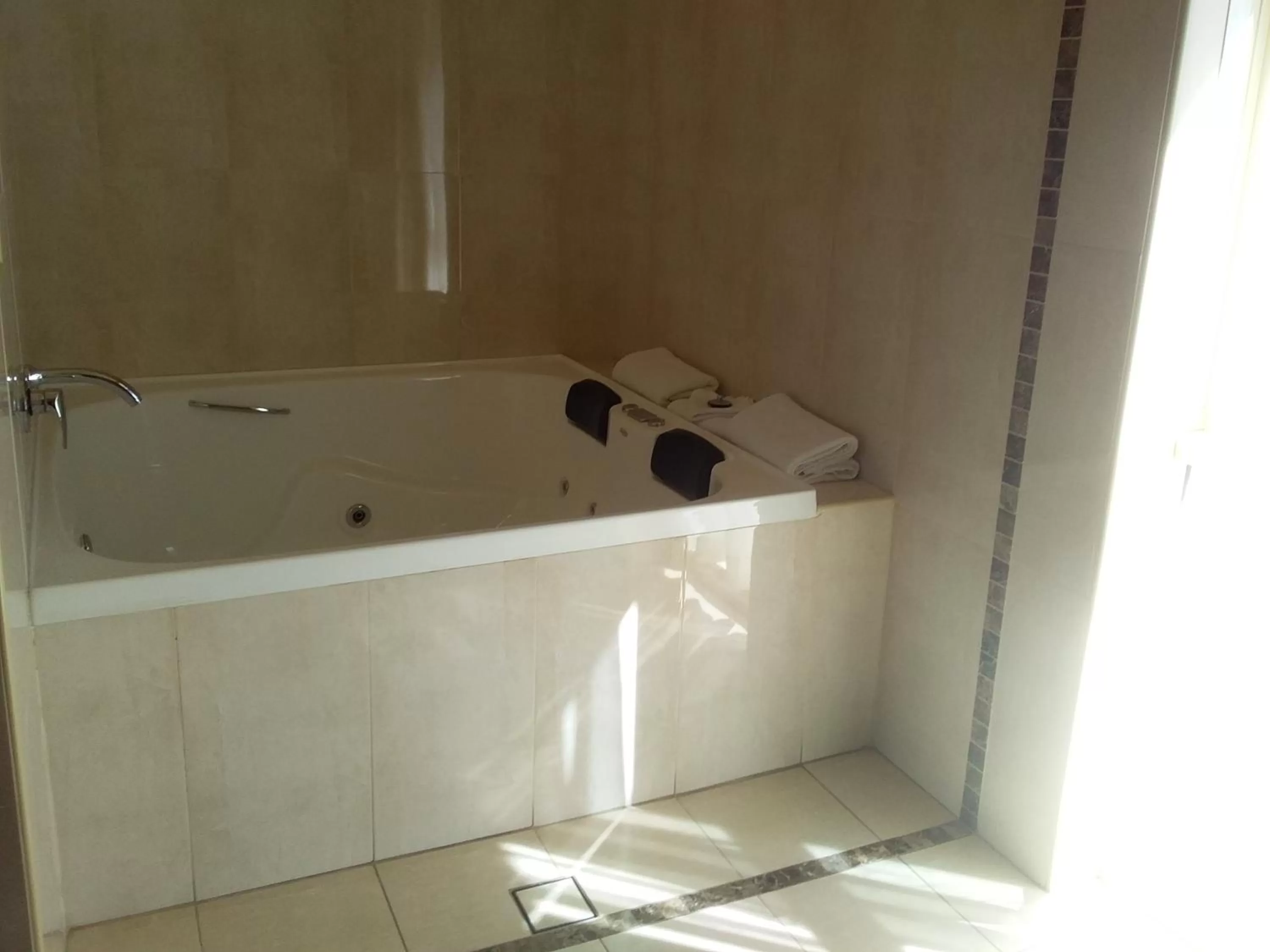 Property building in Desert Sand Motor Inn