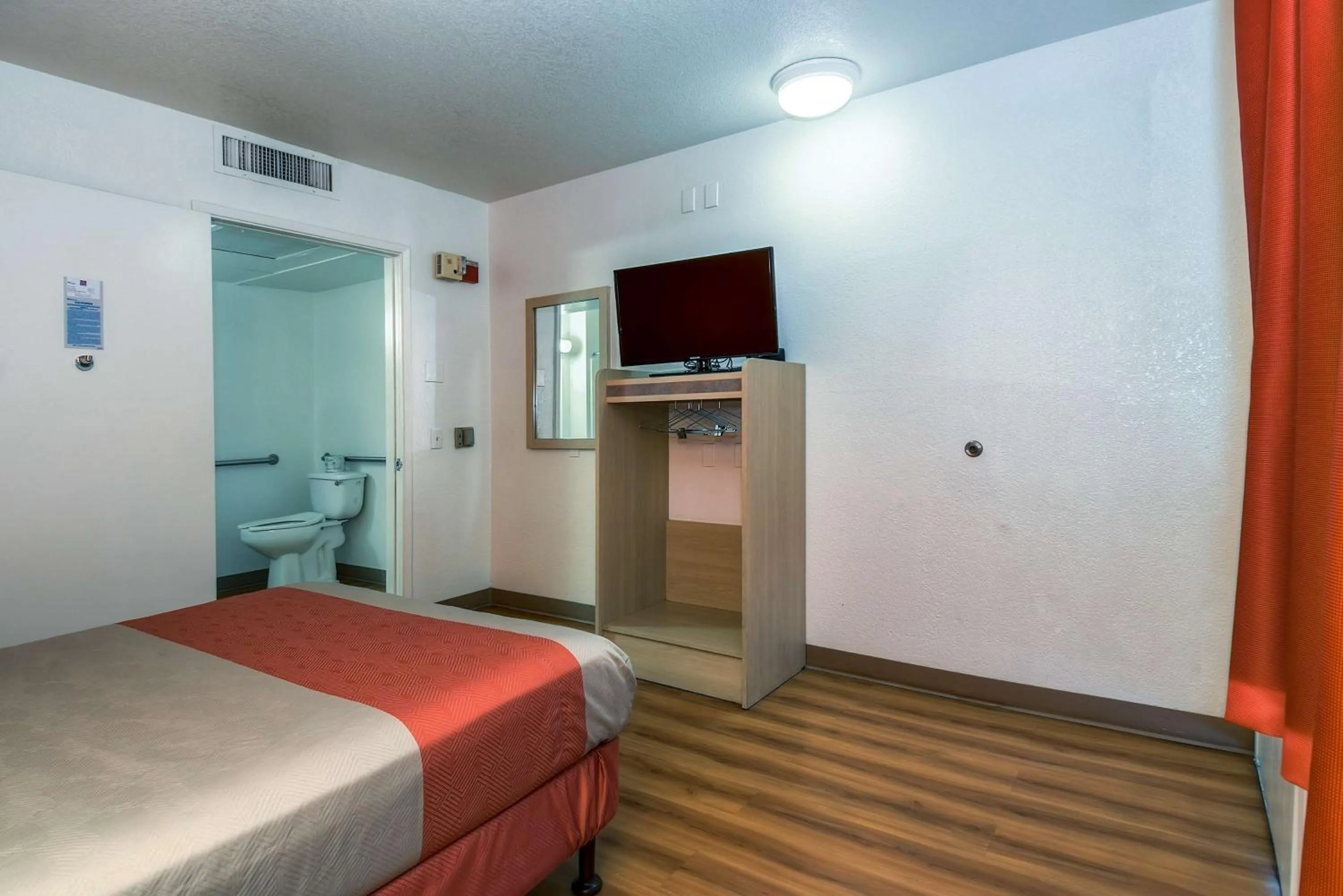 TV and multimedia, Bed in Motel 6-Corona, CA