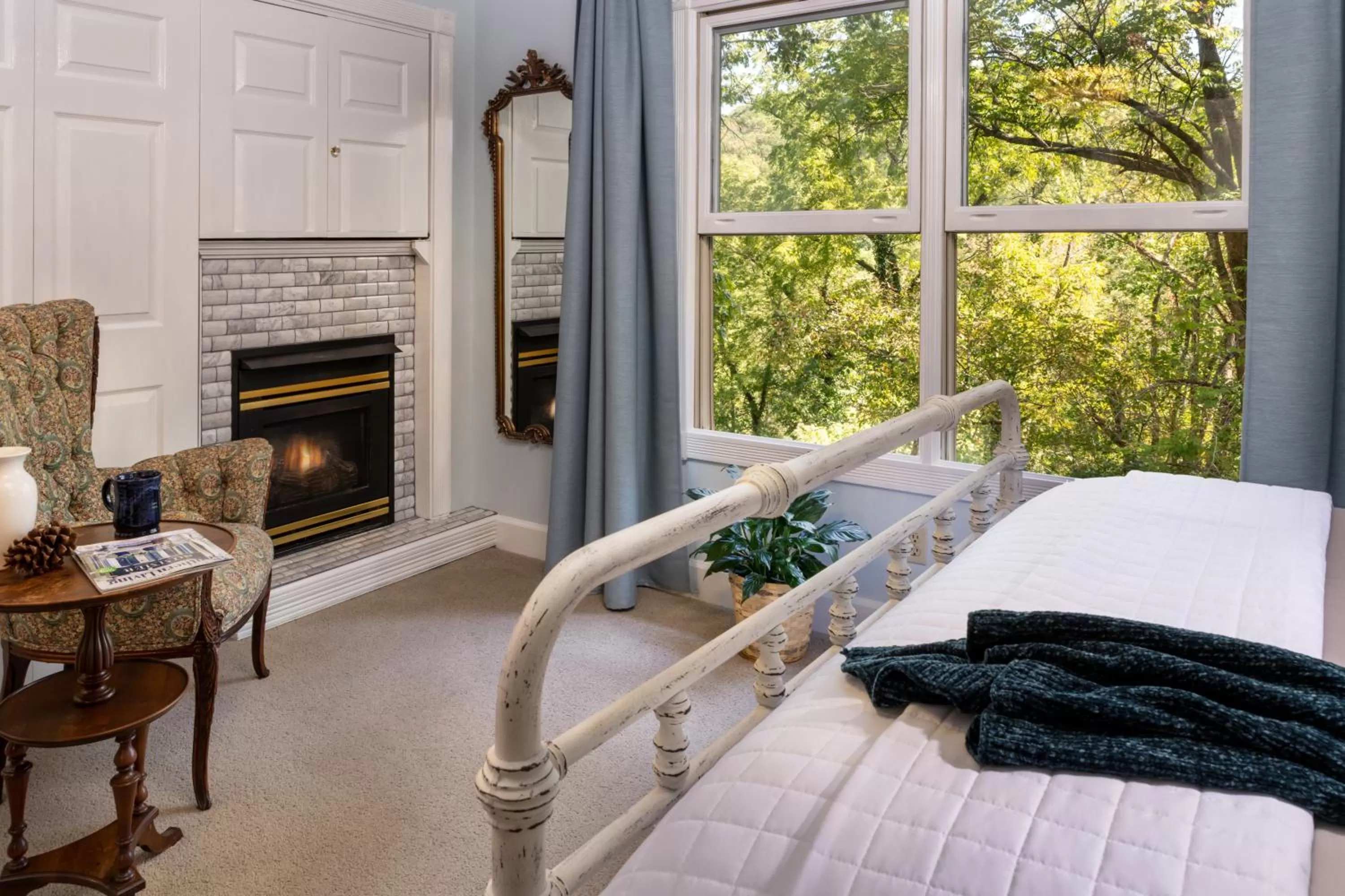 Bed in Arsenic and Old Lace Bed & Breakfast Inn