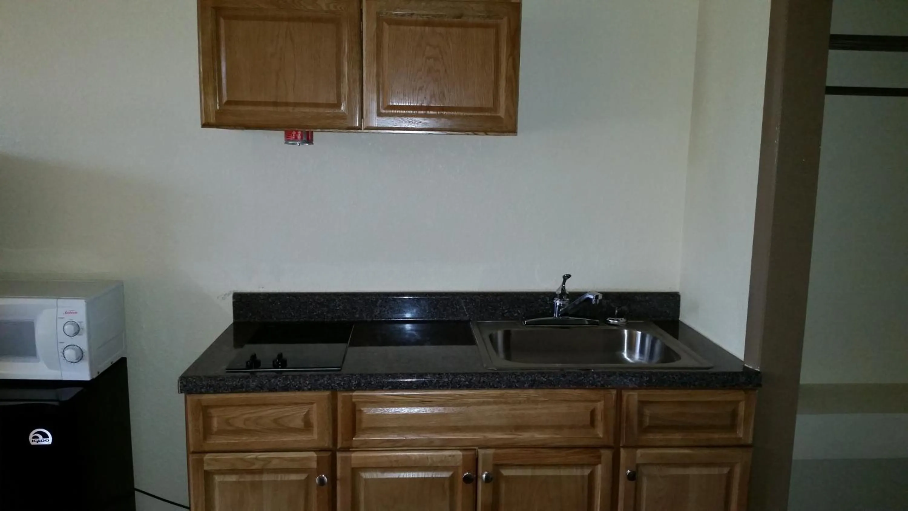 Kitchen or kitchenette in Americourt Extended Stays