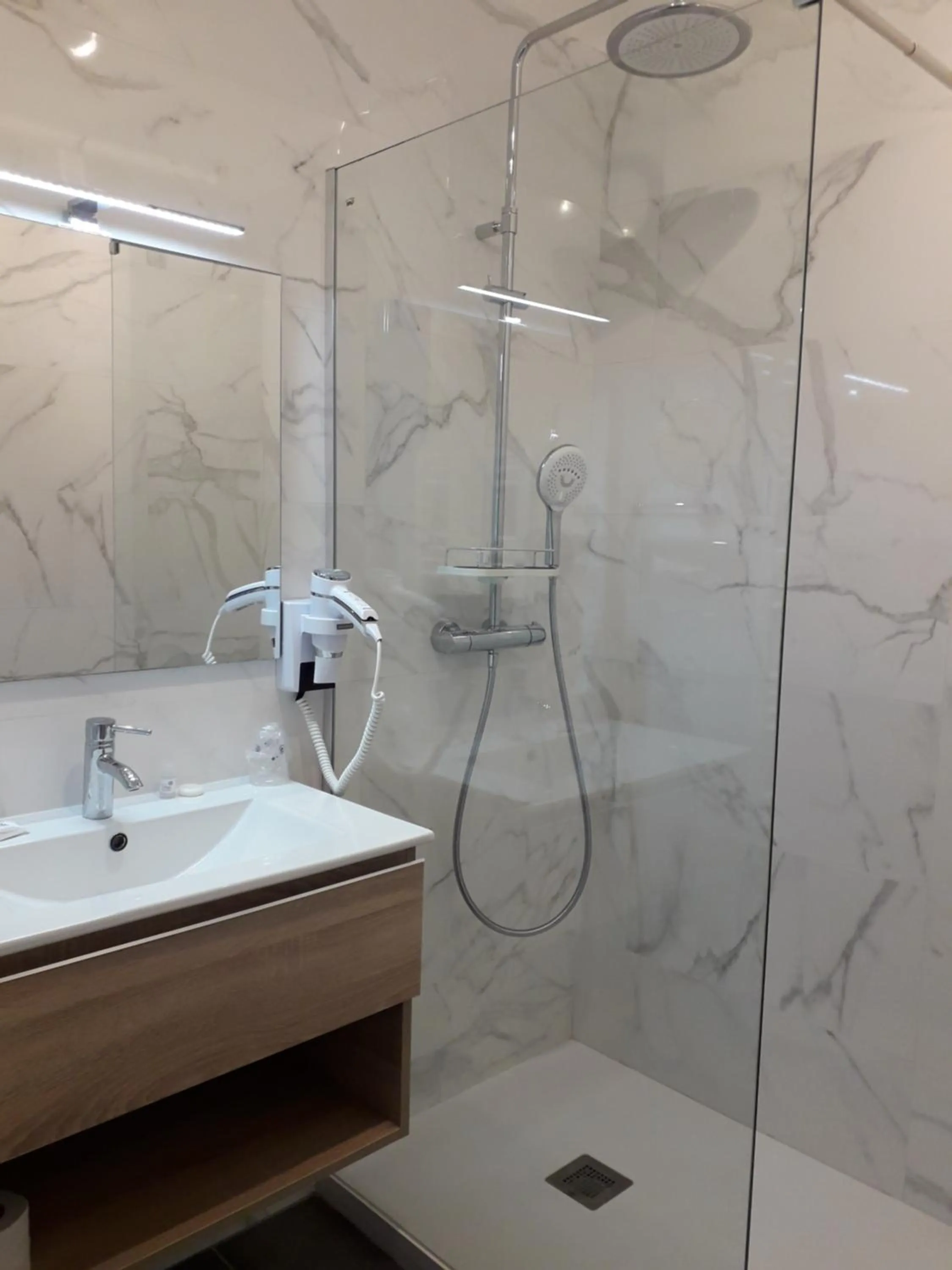 Shower in Hôtel The Originals Miramar, Royan Pontaillac