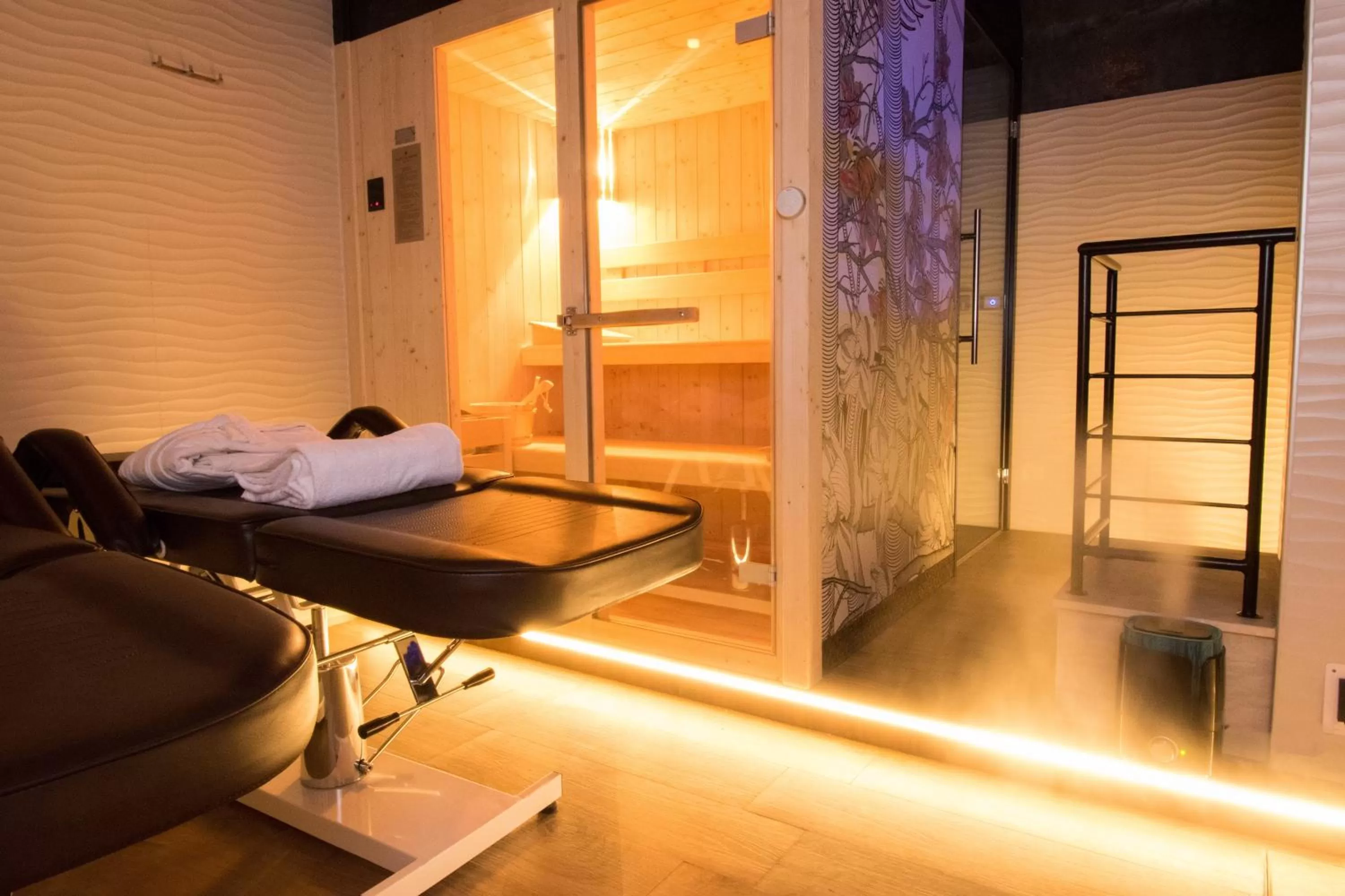 Massage, Bed in Roma Luxus Hotel