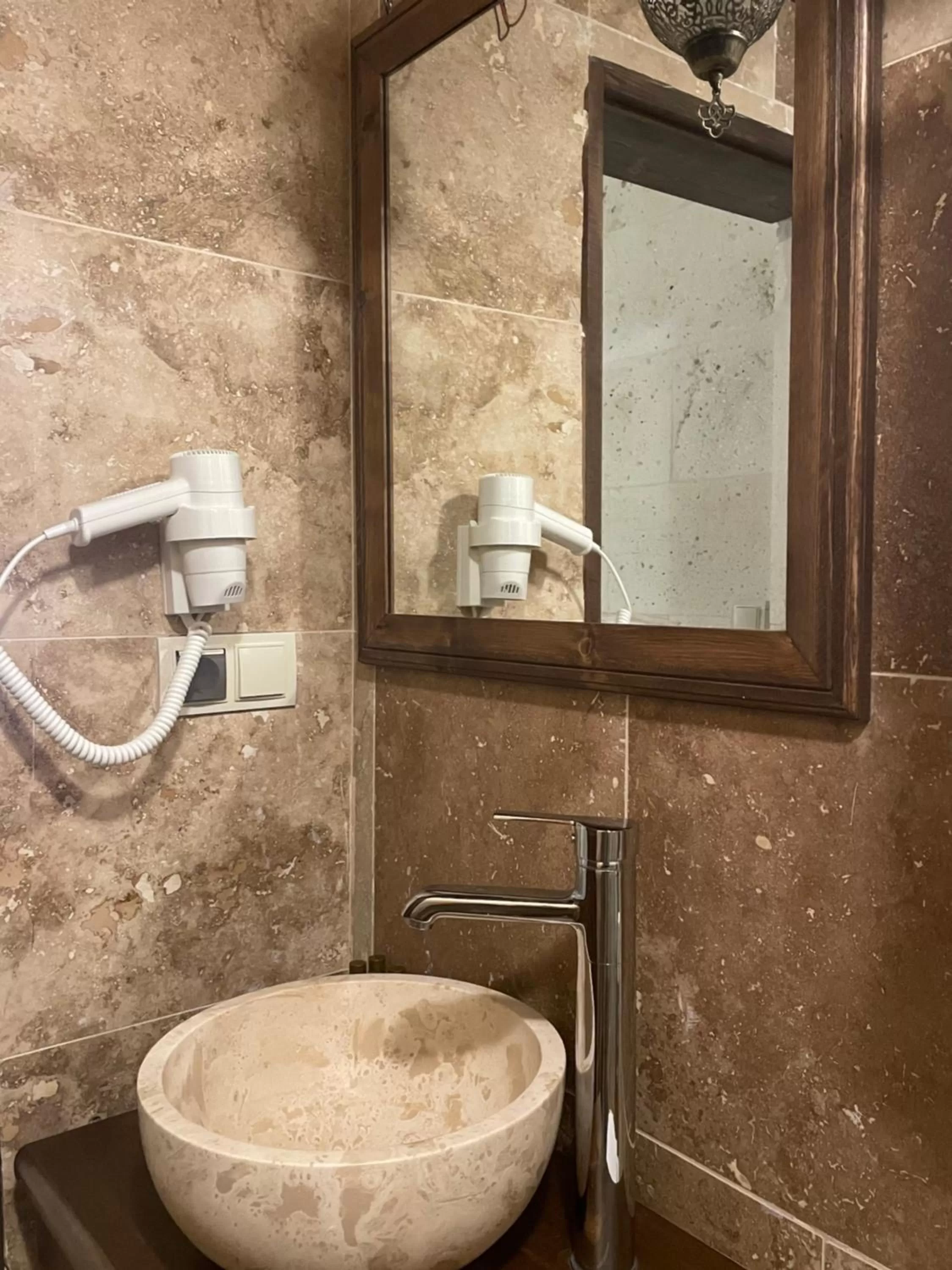 Shower in Virtus Cappadocia Hotel Göreme