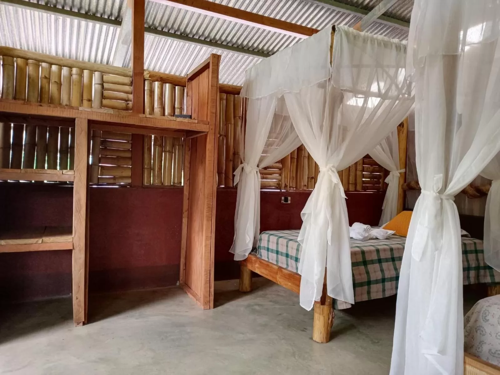 Bed in Iguanitas Lodge