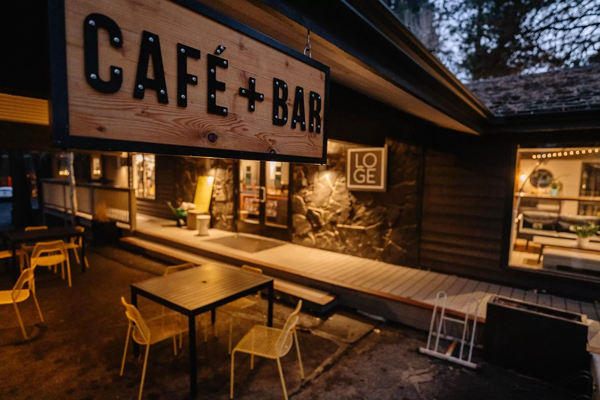 Lounge or bar in LOGE Bend