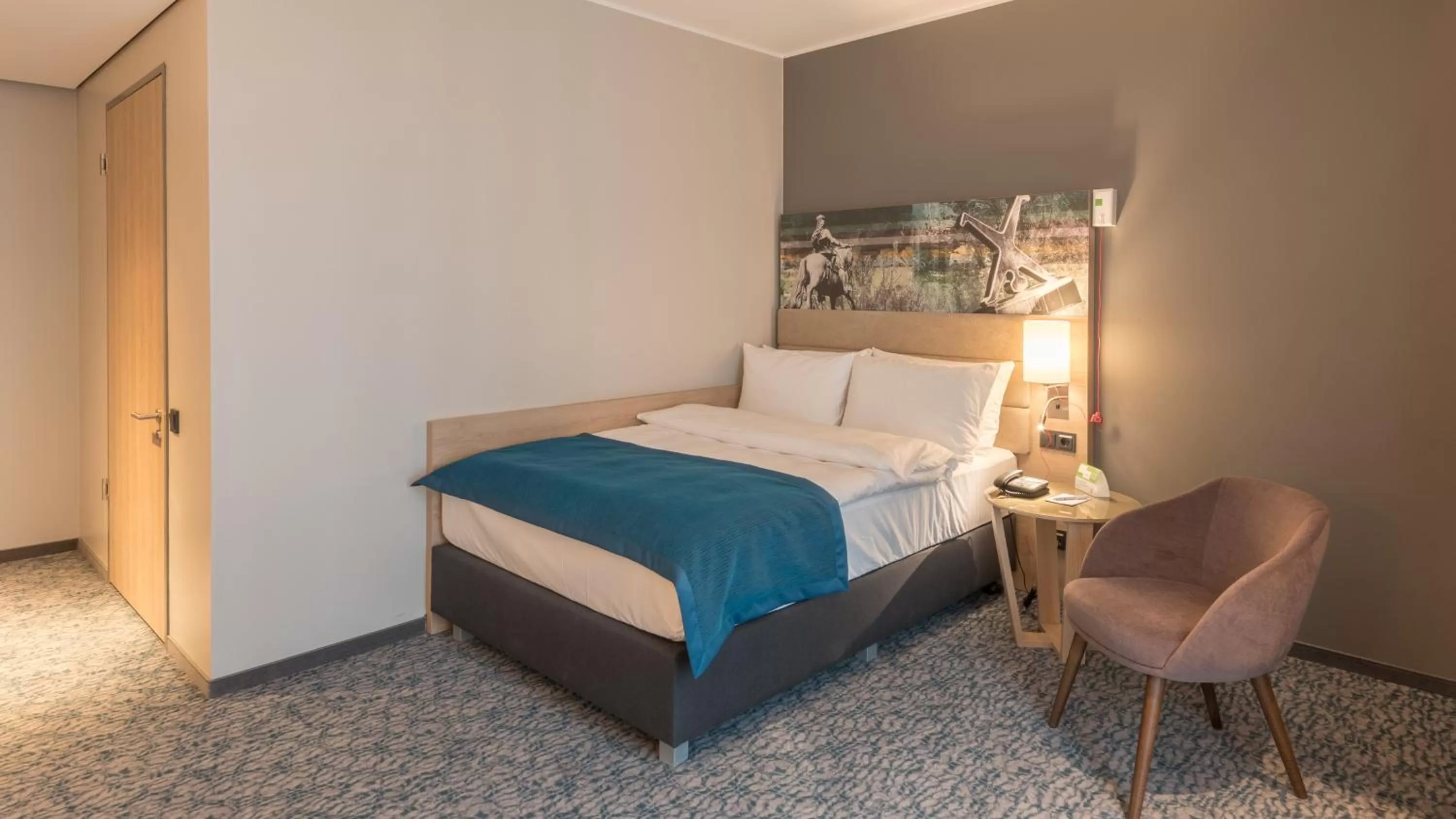 Photo of the whole room, Bed in Holiday Inn Düsseldorf City – Toulouser Allee by IHG