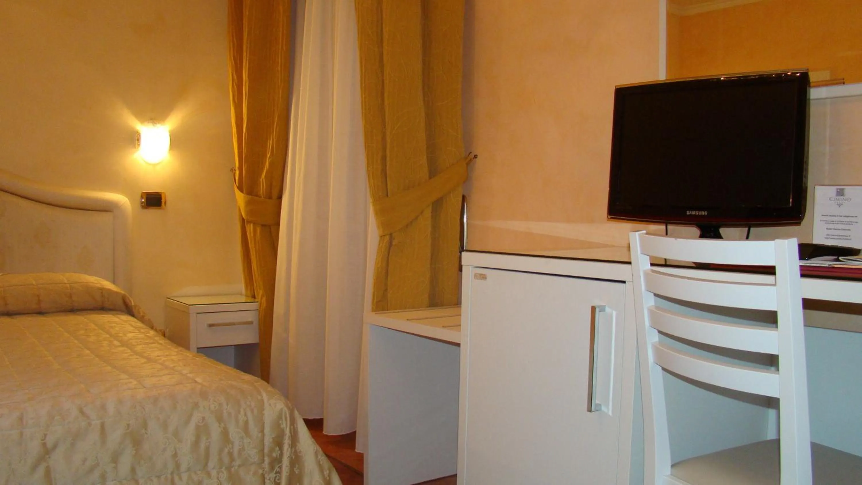 Decorative detail, Bed in Hotel Vienna Ostenda e Ristorante il Danubio