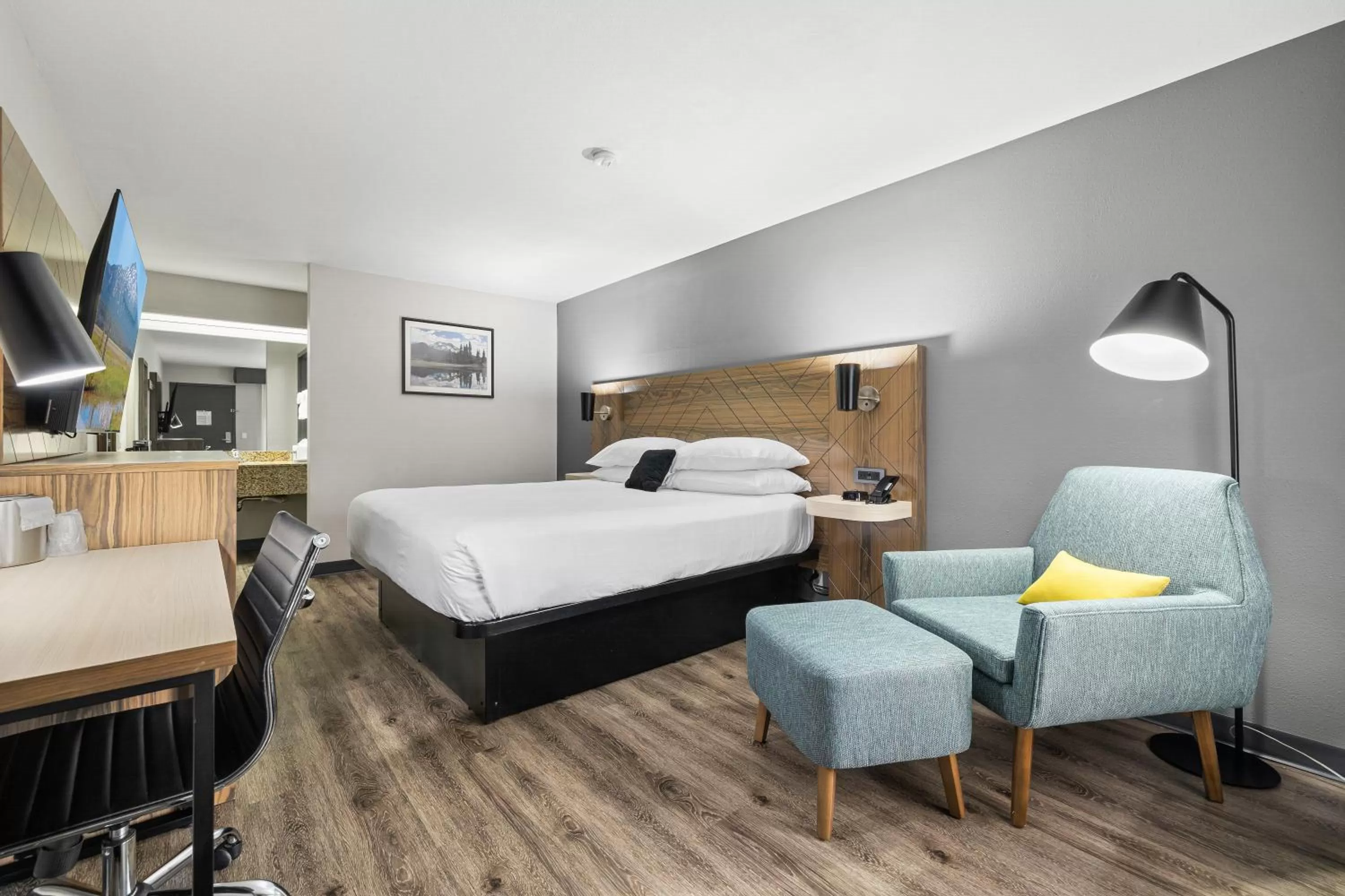 Bedroom, Bed in Red Lion Inn & Suites Deschutes River - Bend