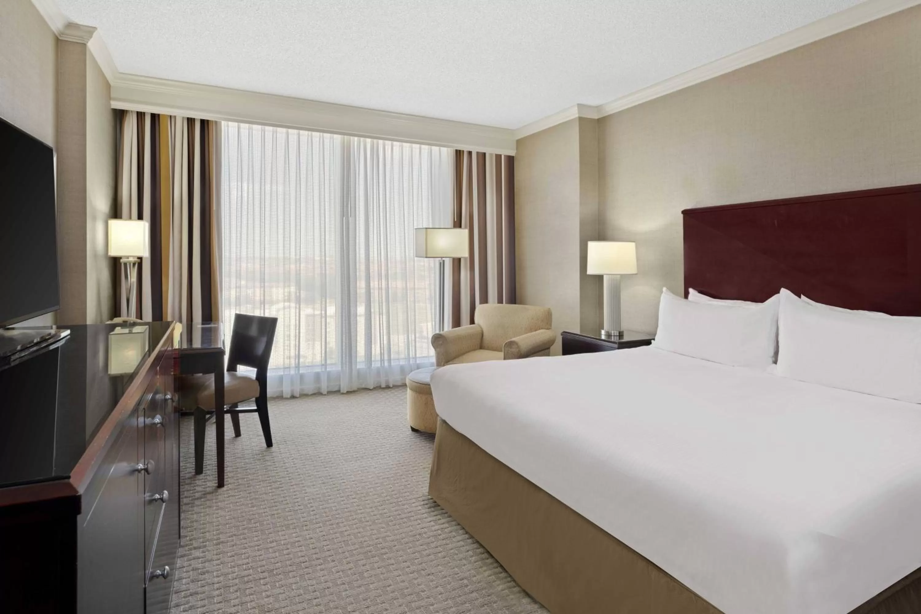 Bed in Renaissance Dallas North Hotel