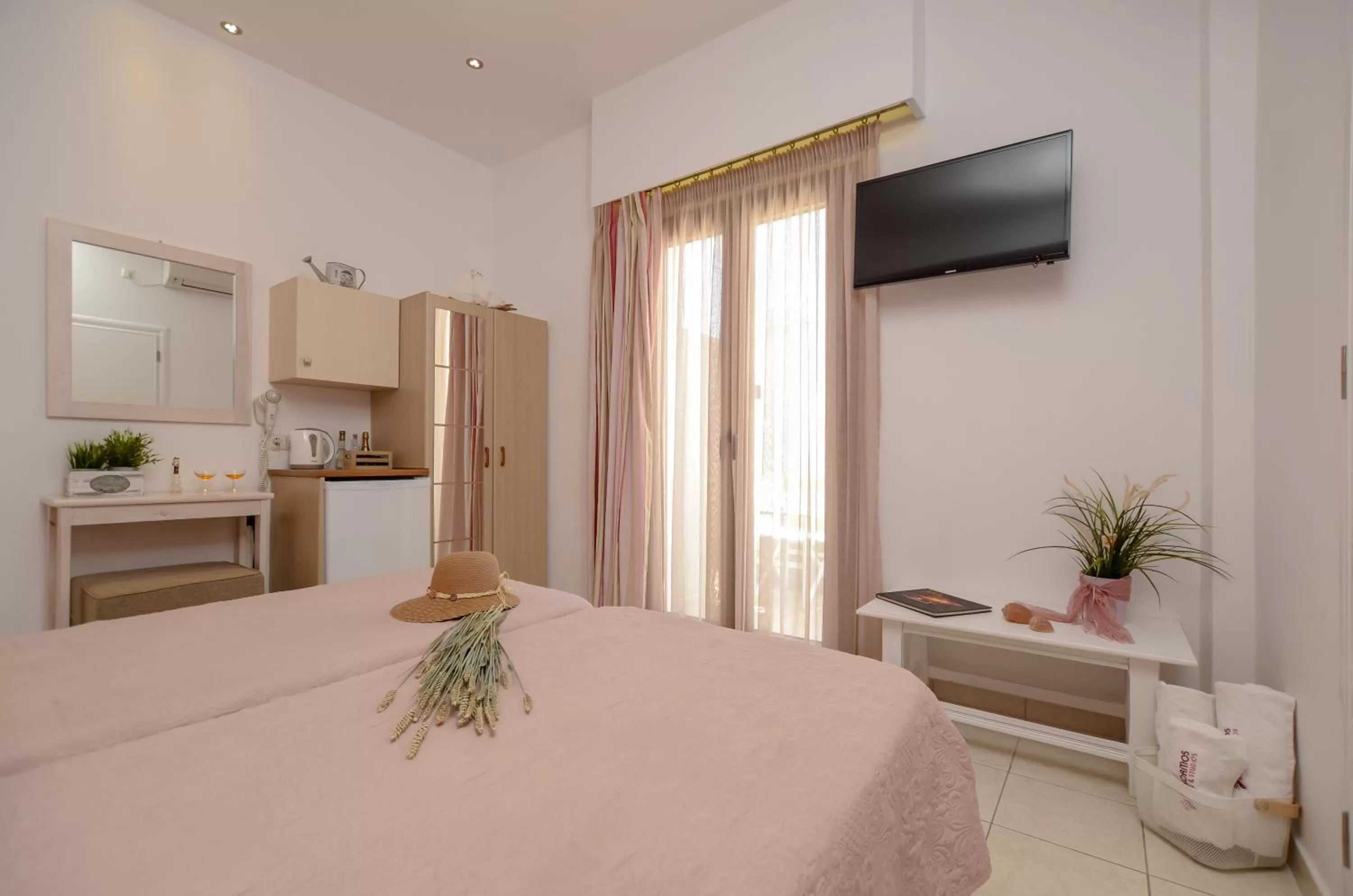 Photo of the whole room, Bed in Panormos Hotel and Studios