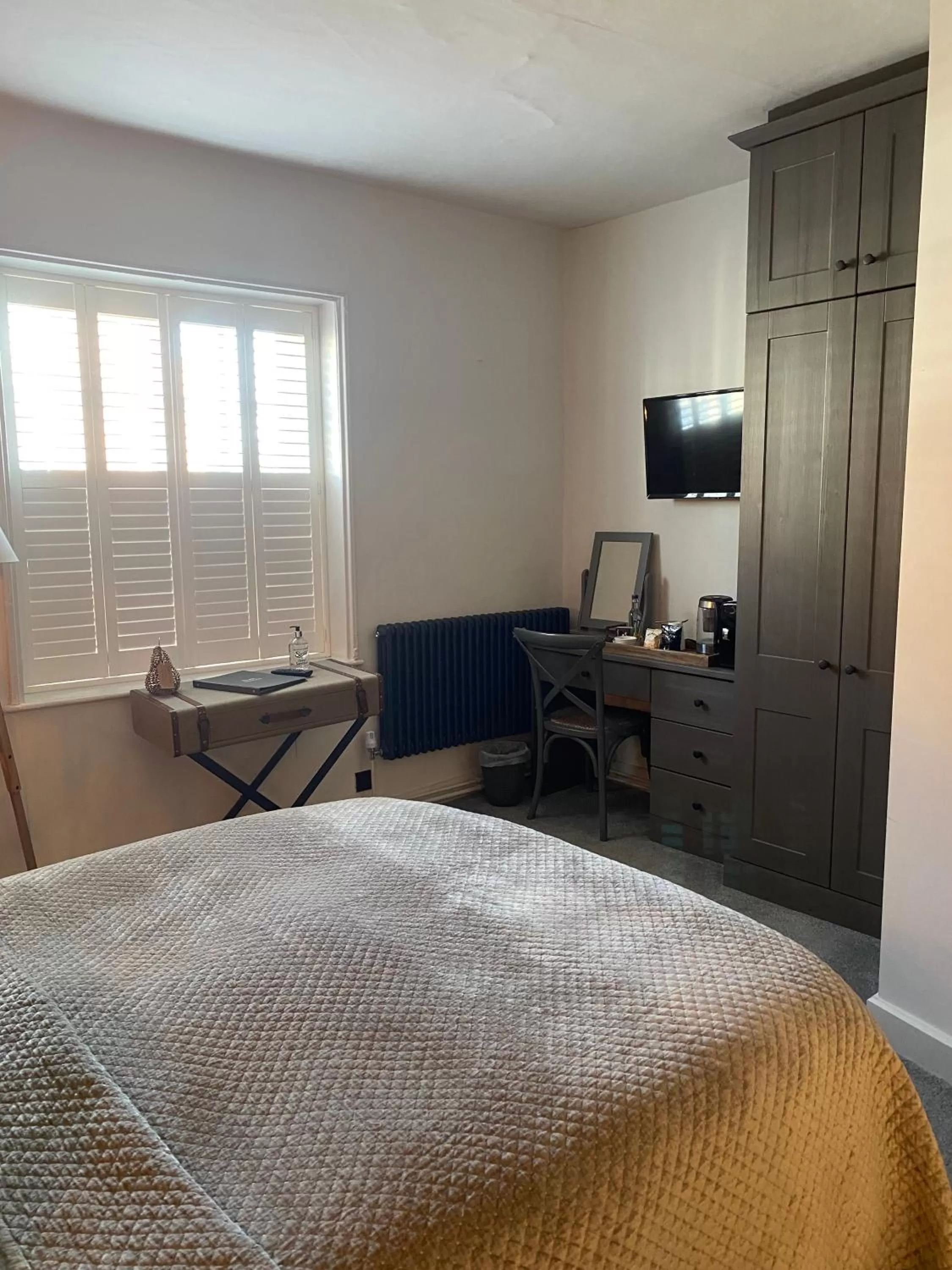 Photo of the whole room, Bed in B&Bat no3