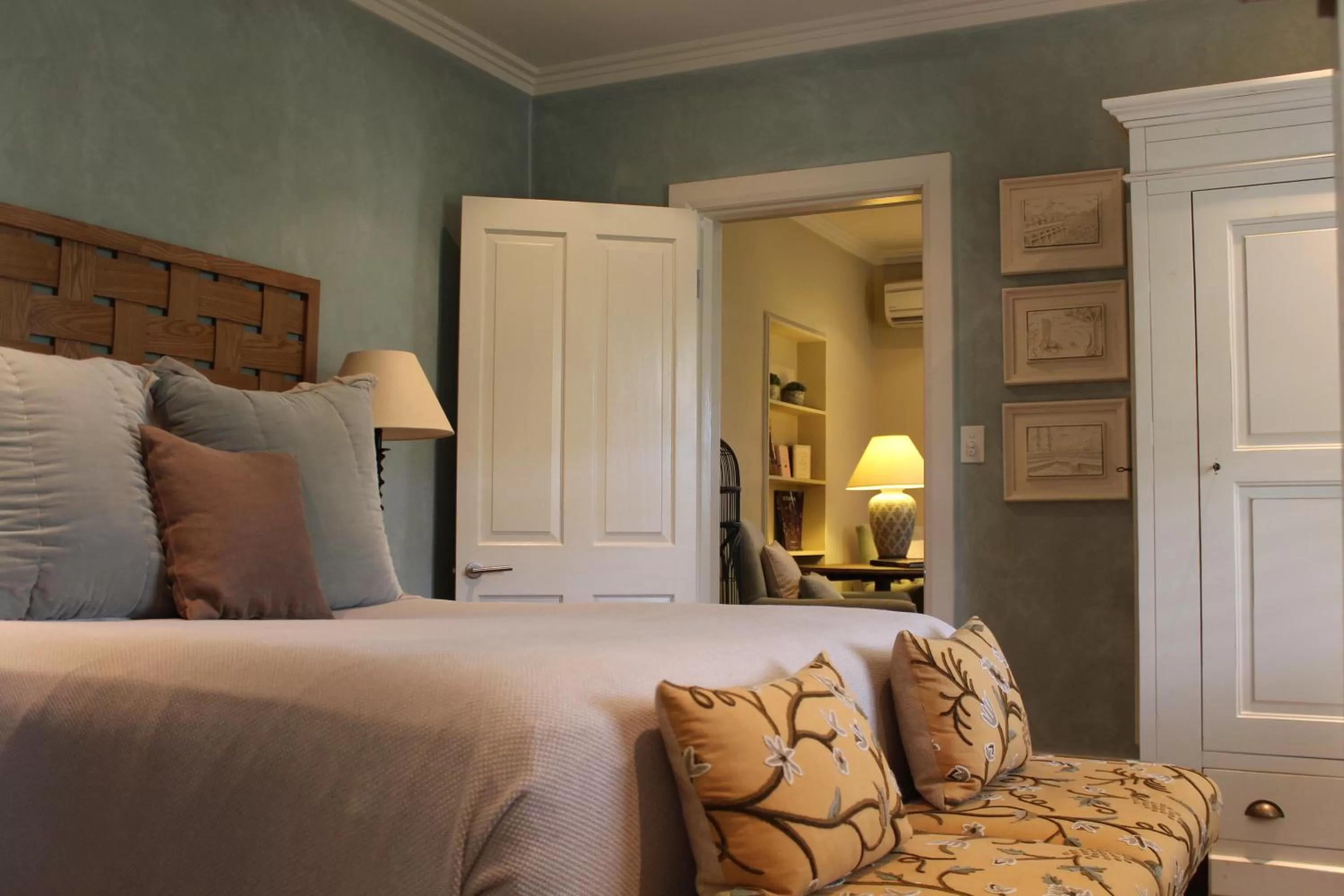 Photo of the whole room, Bed in Inn Scone