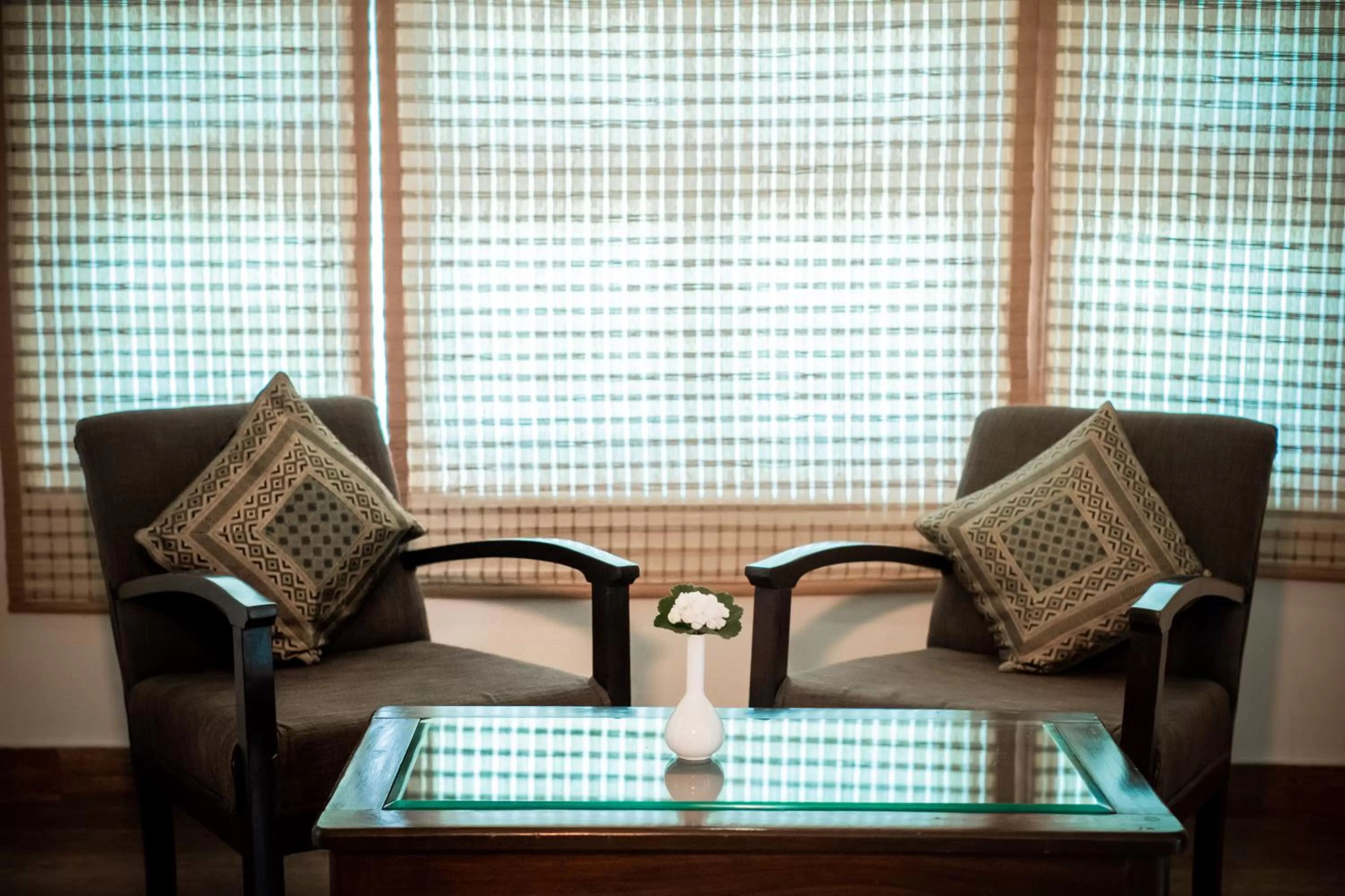 Seating area in Bhikampur Lodge By Nine Hotels