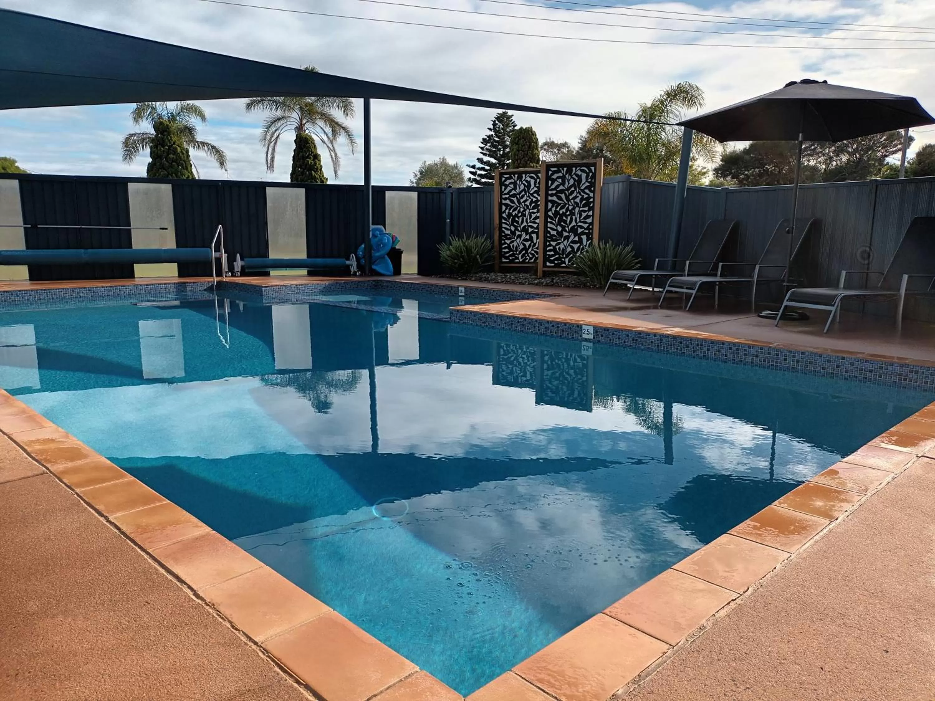 Swimming pool in Grandeur Holiday Units