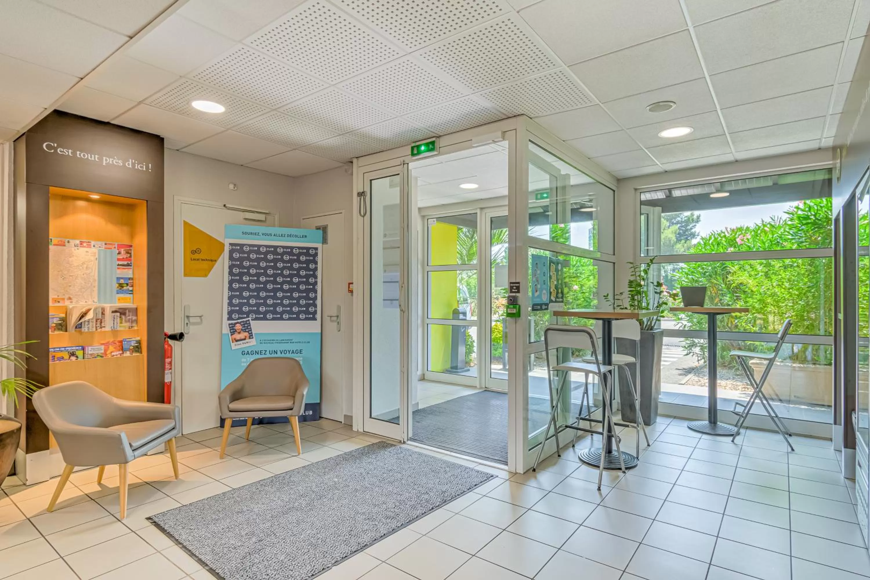 Lobby or reception in B&B HOTEL Salon de Provence