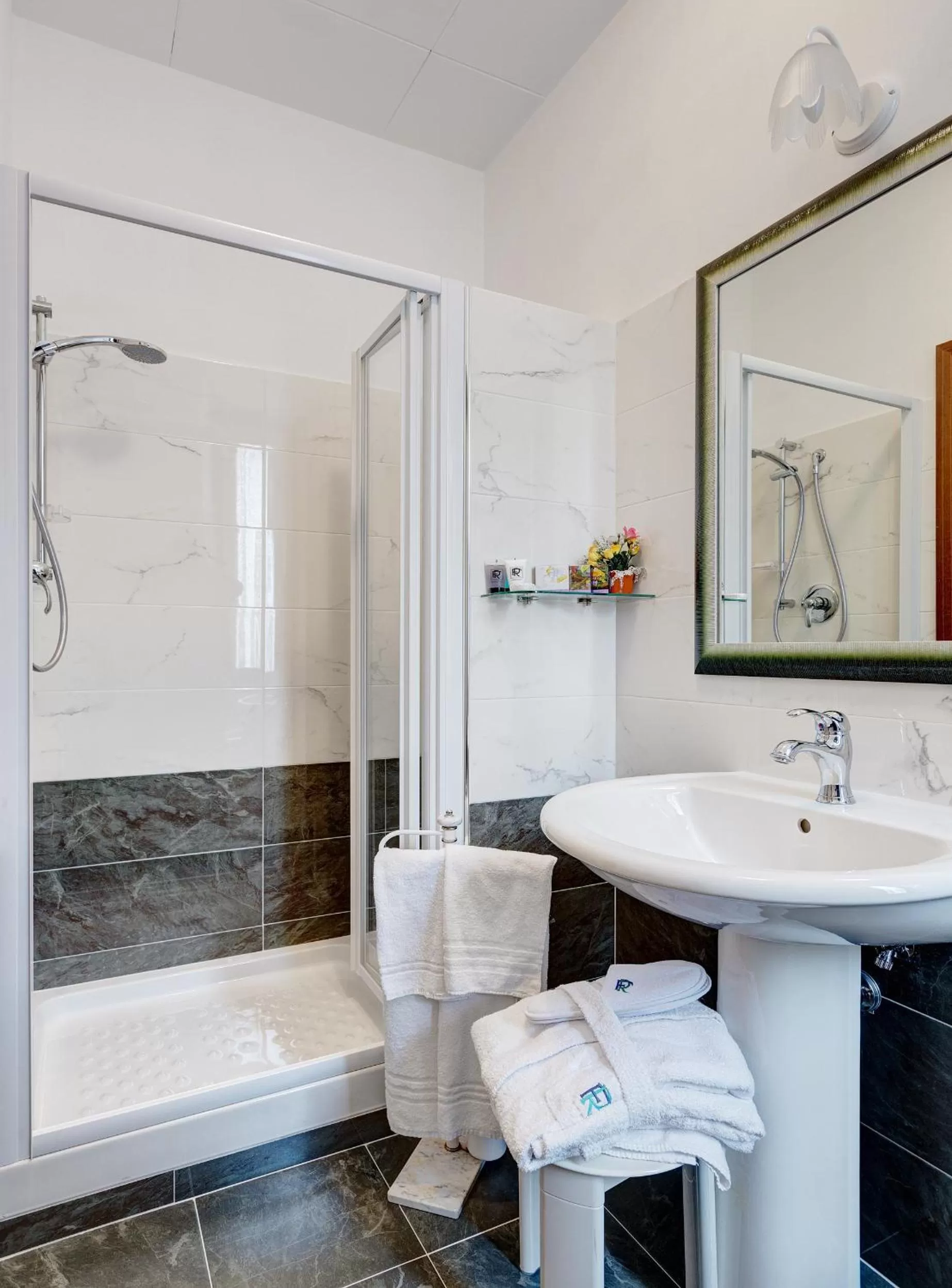 Shower in Hotel Residenza In Farnese