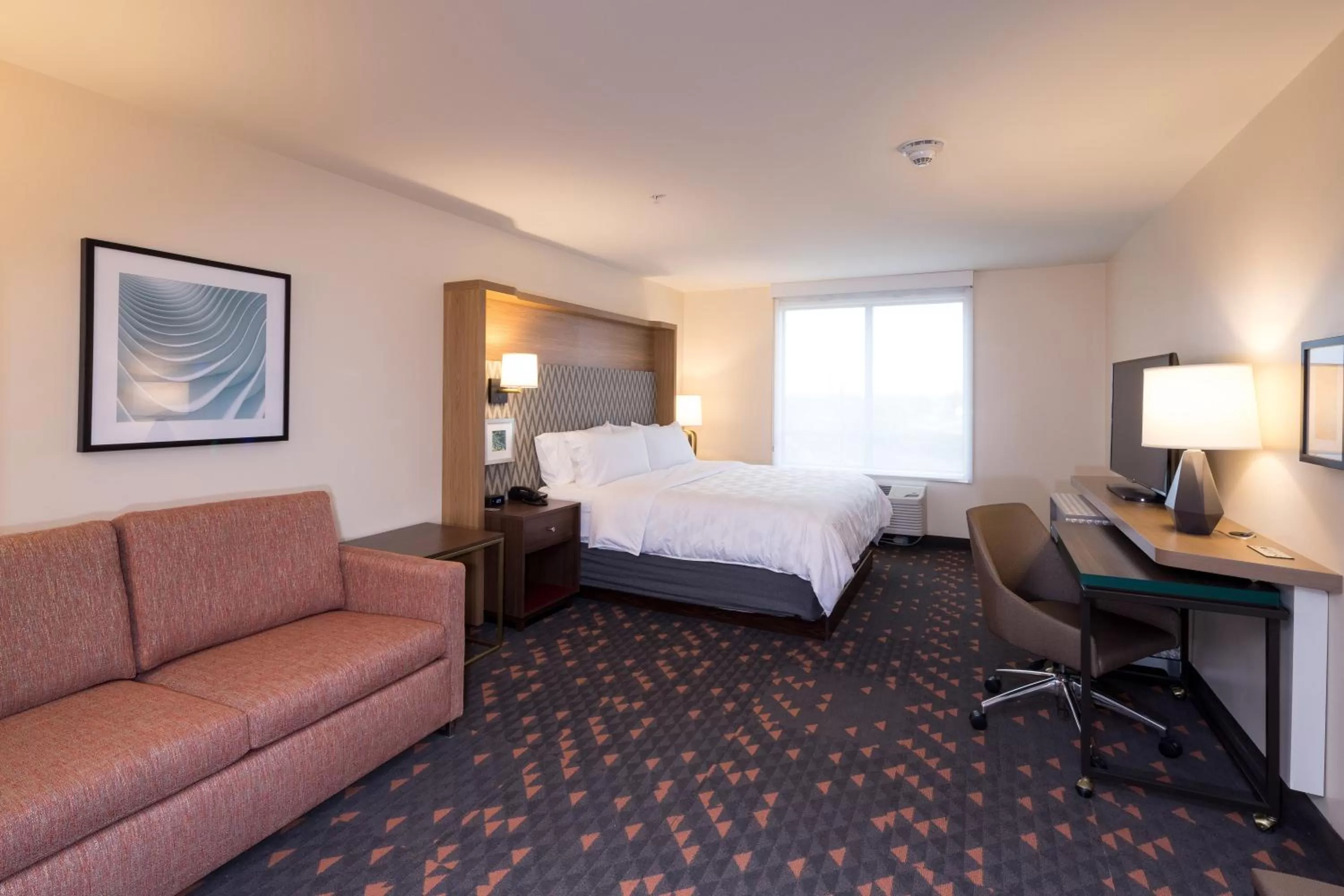 Photo of the whole room, Bed in Holiday Inn - Kalamazoo West by IHG