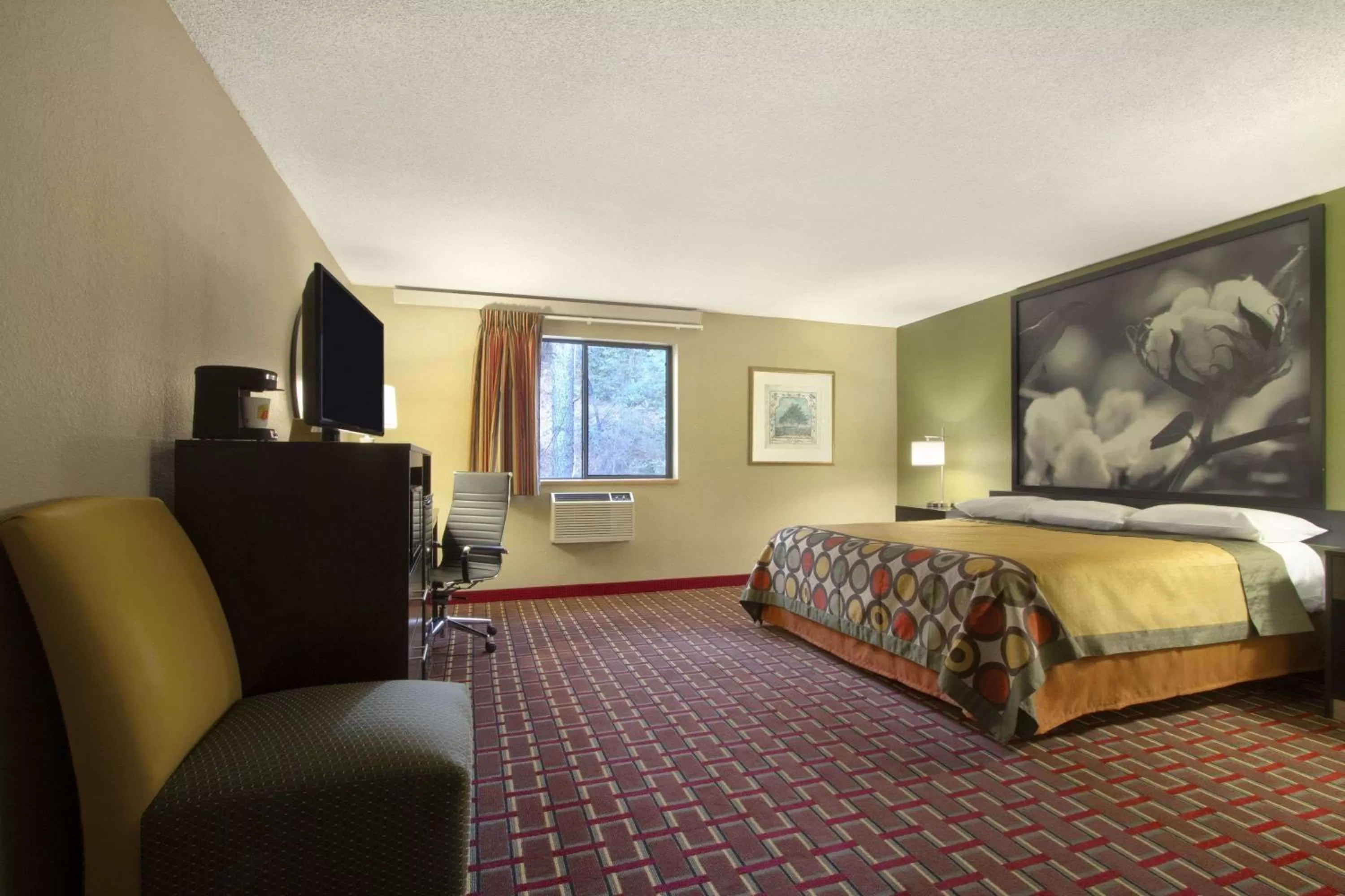 Photo of the whole room, Bed in Super 8 by Wyndham Homewood Birmingham Area