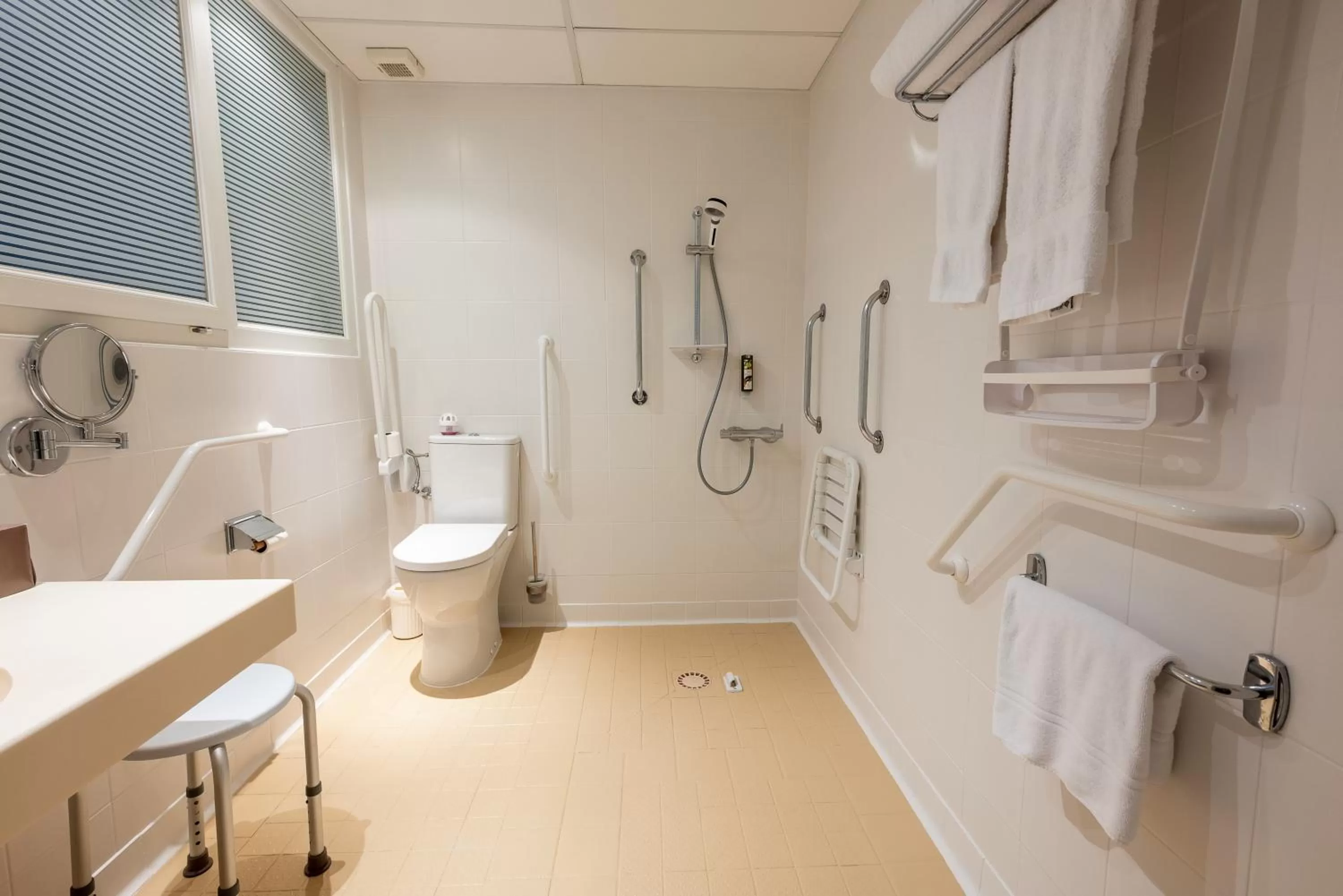 Shower in Logis Hôtel Rêve de Sable